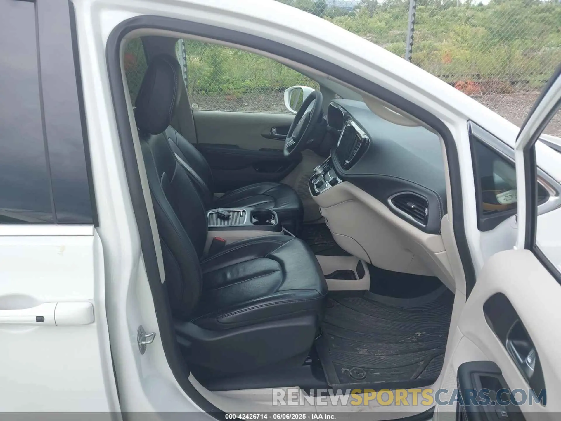 5 Photograph of a damaged car 2C4RC1L79NR155964 CHRYSLER PACIFICA HYBRID 2022