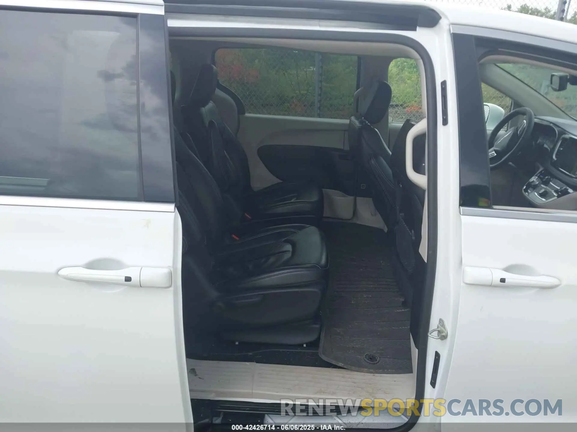 8 Photograph of a damaged car 2C4RC1L79NR155964 CHRYSLER PACIFICA HYBRID 2022