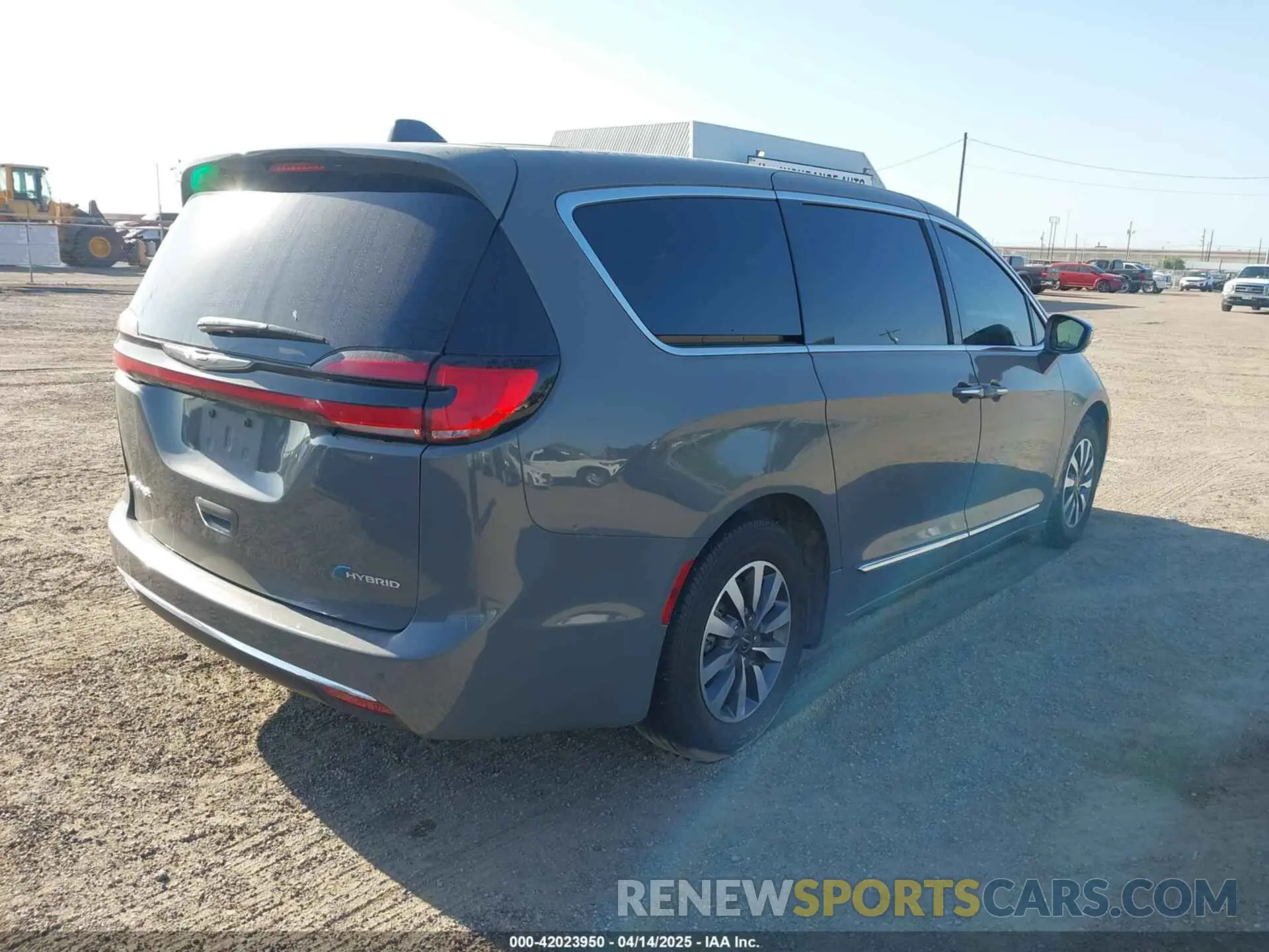 4 Photograph of a damaged car 2C4RC1S71NR144992 CHRYSLER PACIFICA HYBRID 2022