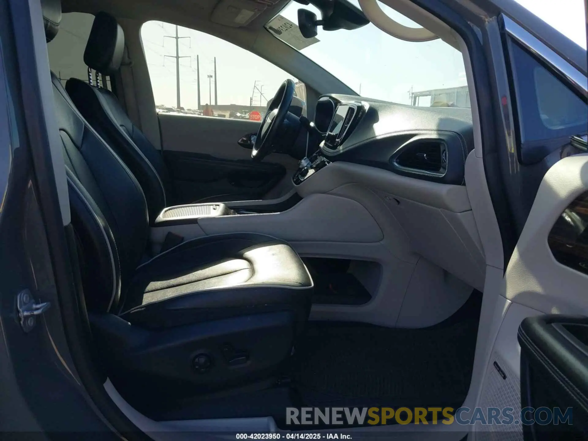 5 Photograph of a damaged car 2C4RC1S71NR144992 CHRYSLER PACIFICA HYBRID 2022