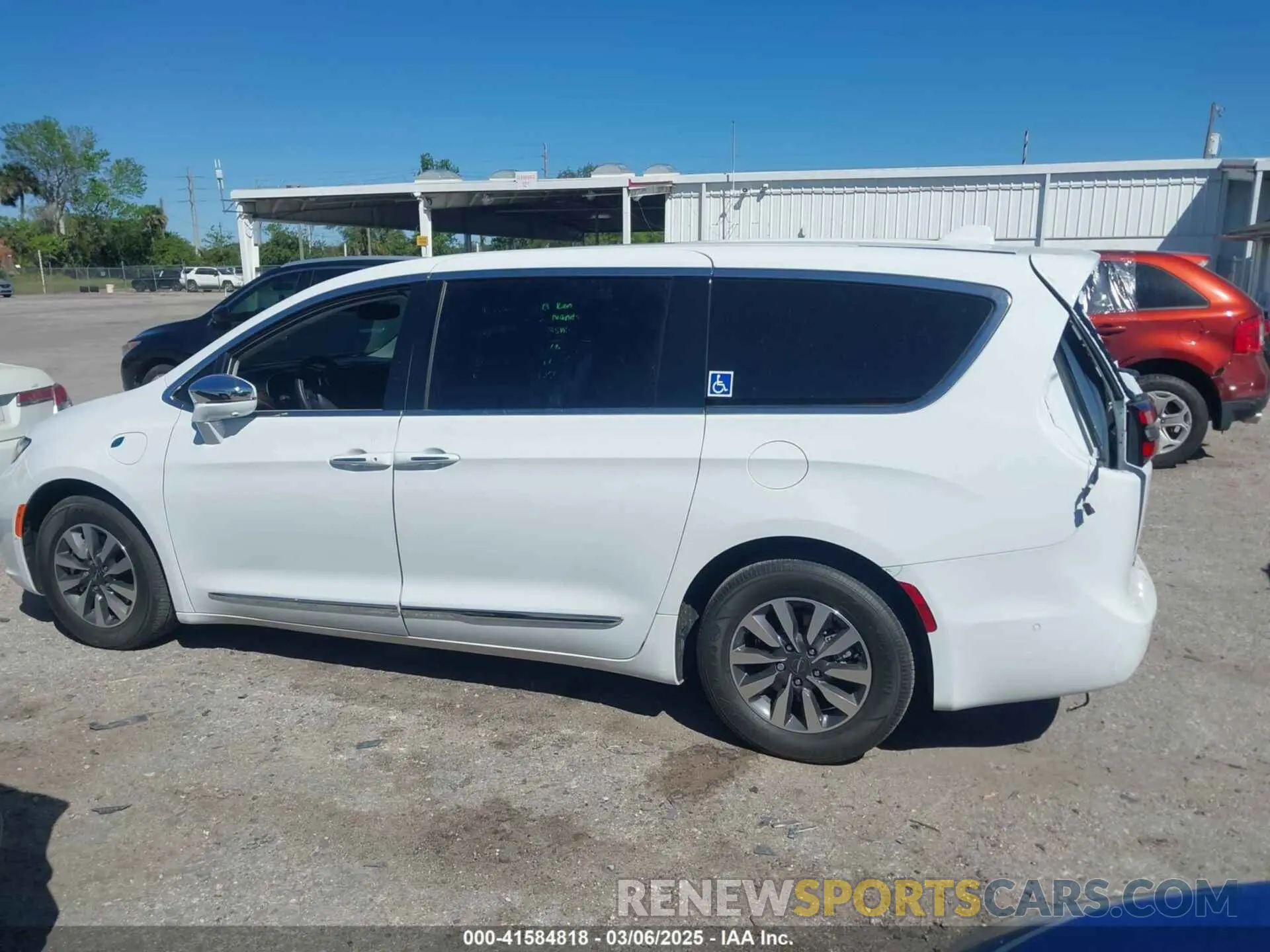 14 Photograph of a damaged car 2C4RC1S74NR112960 CHRYSLER PACIFICA HYBRID 2022