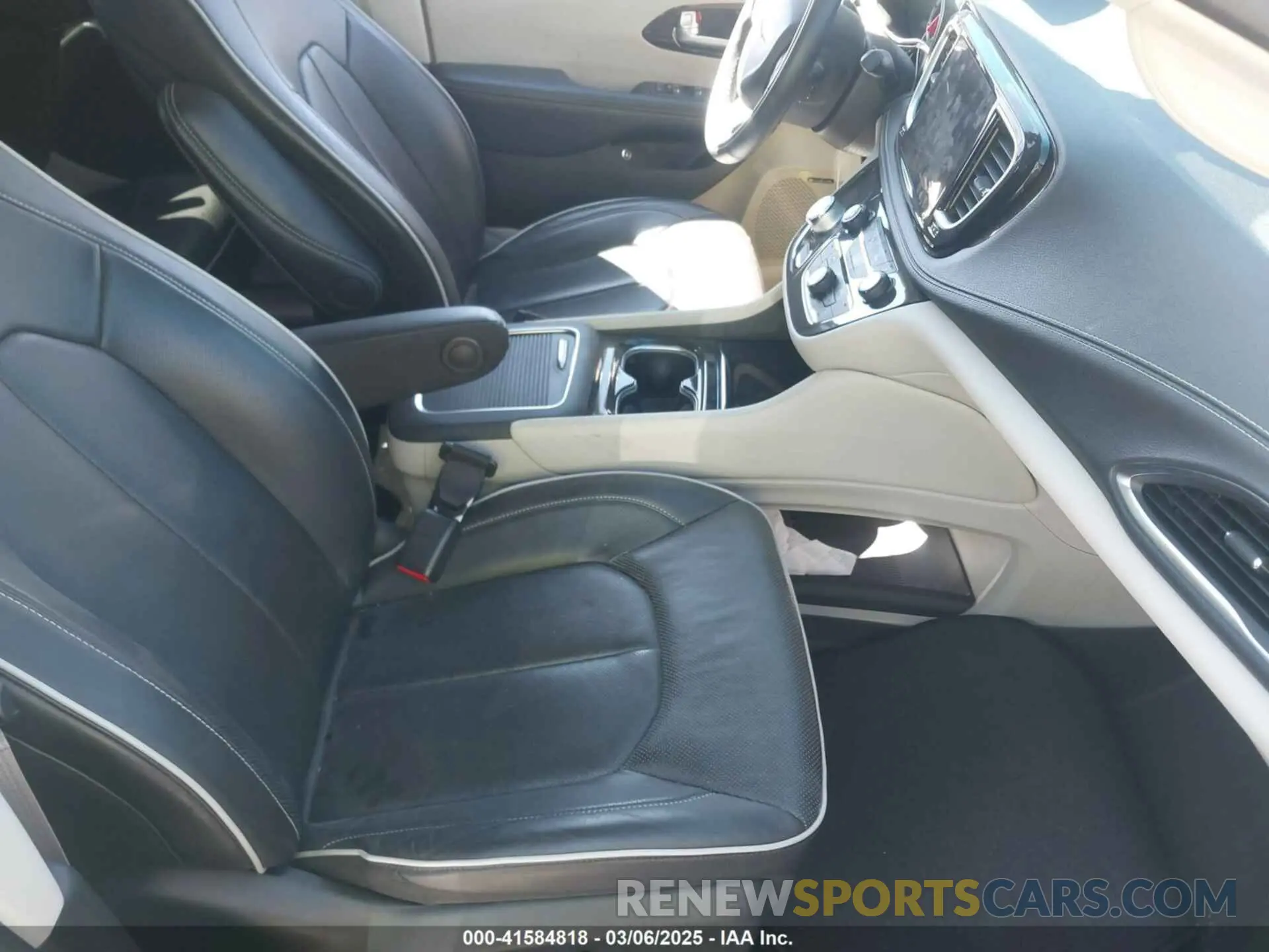 5 Photograph of a damaged car 2C4RC1S74NR112960 CHRYSLER PACIFICA HYBRID 2022
