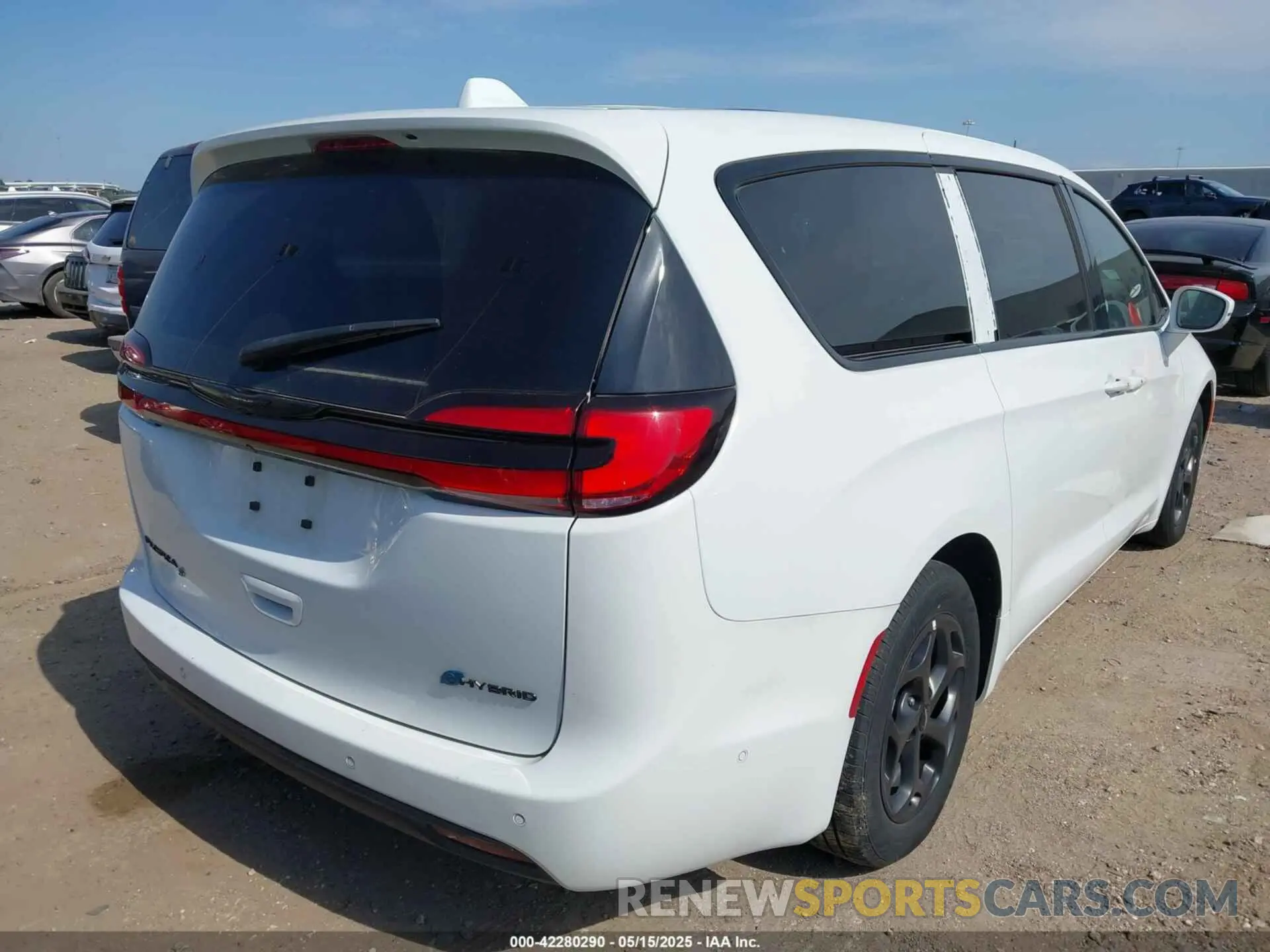 4 Photograph of a damaged car 2C4RC1S74NR179980 CHRYSLER PACIFICA HYBRID 2022