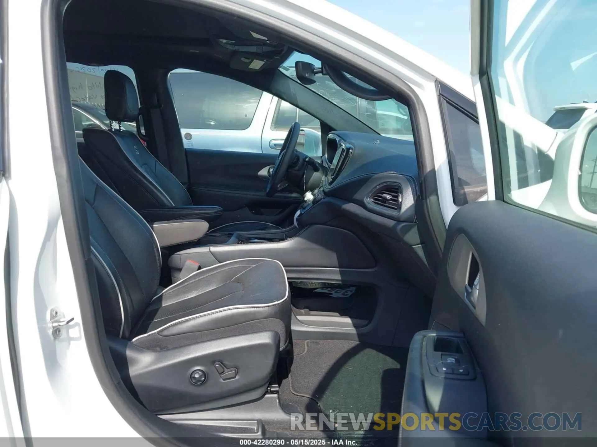 5 Photograph of a damaged car 2C4RC1S74NR179980 CHRYSLER PACIFICA HYBRID 2022