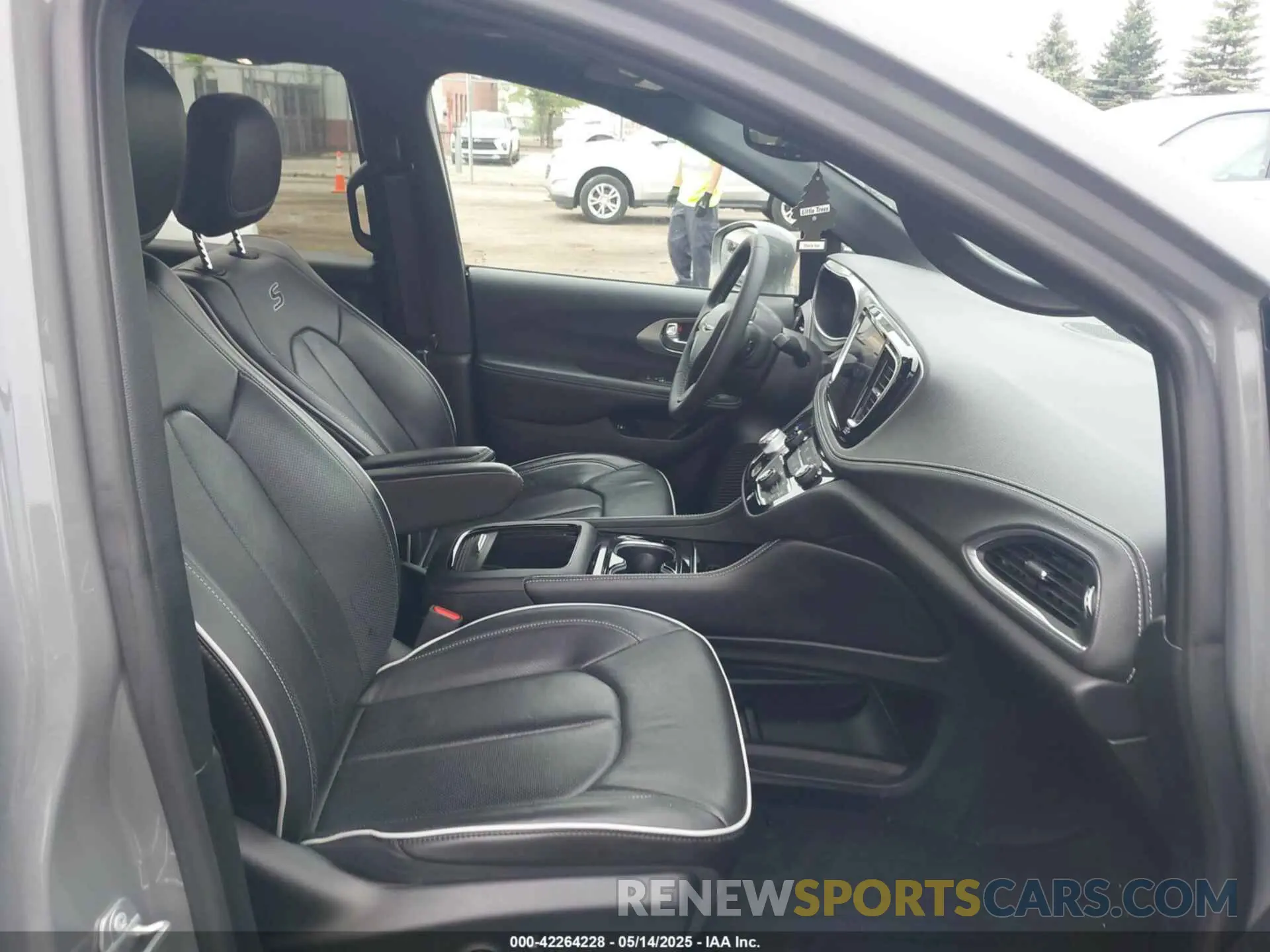5 Photograph of a damaged car 2C4RC1S74NR212475 CHRYSLER PACIFICA HYBRID 2022