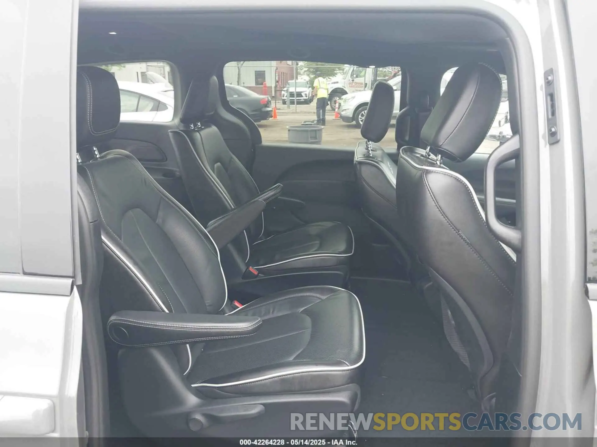 8 Photograph of a damaged car 2C4RC1S74NR212475 CHRYSLER PACIFICA HYBRID 2022