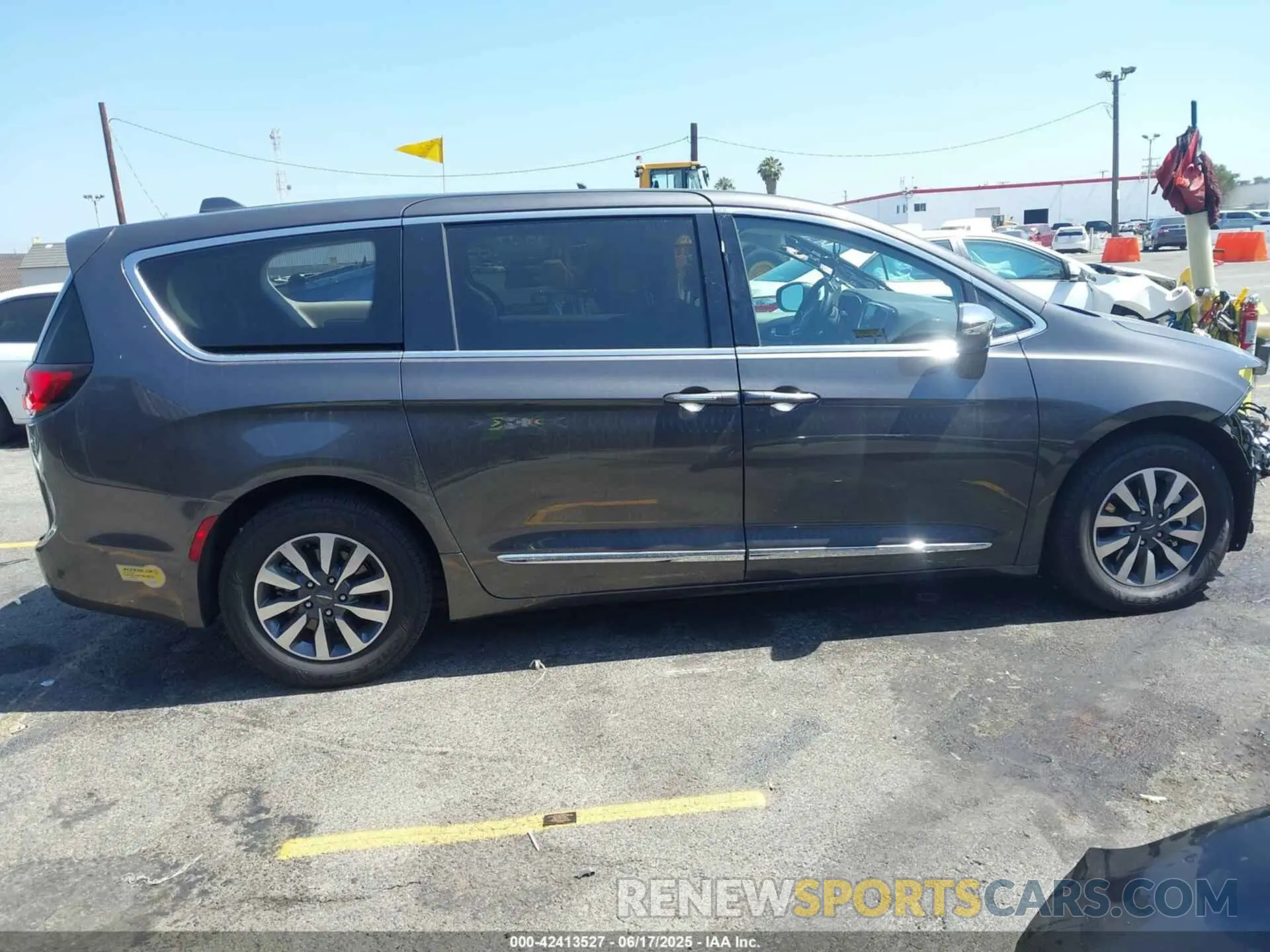 14 Photograph of a damaged car 2C4RC1S76NR135530 CHRYSLER PACIFICA HYBRID 2022
