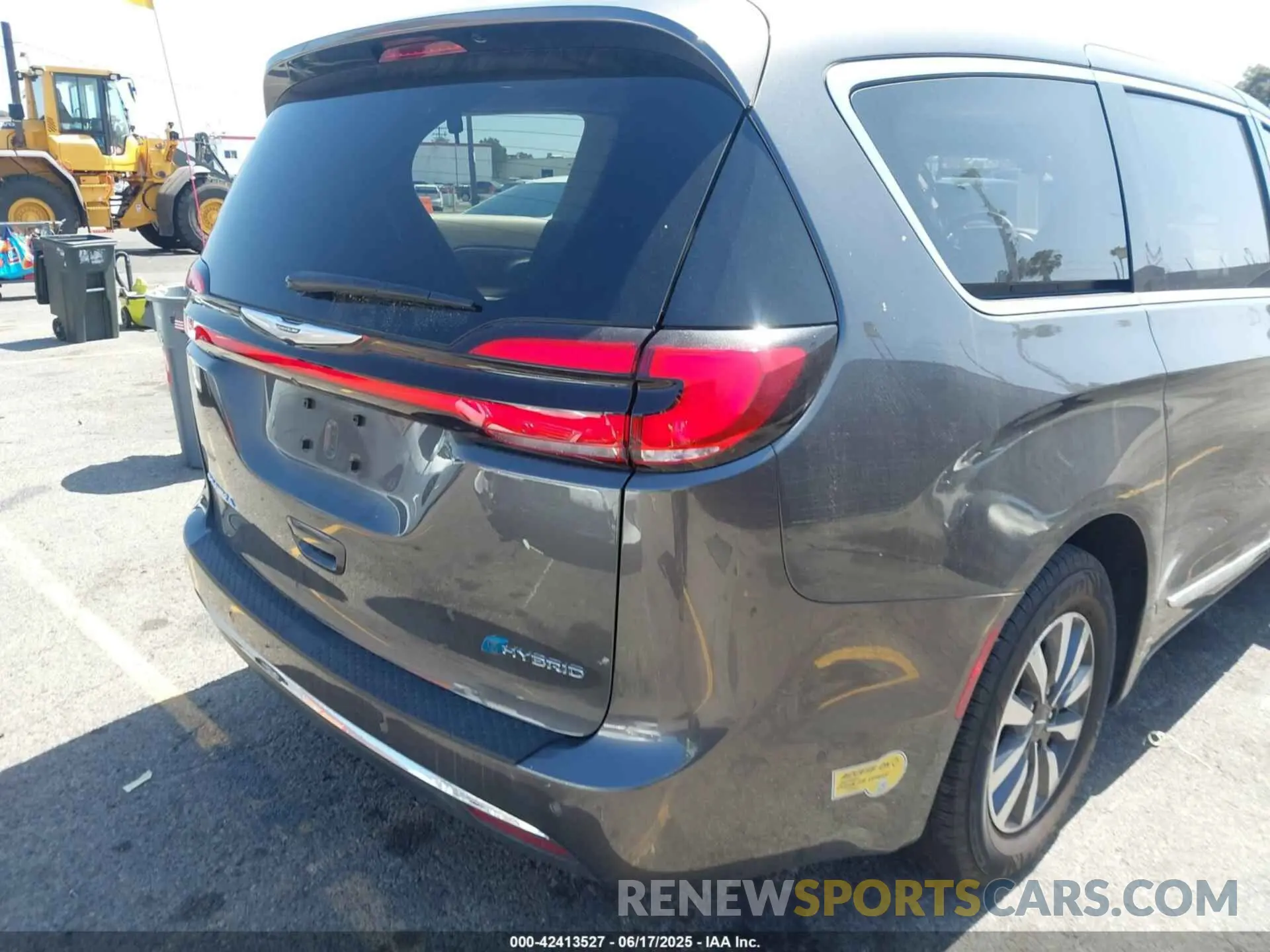 4 Photograph of a damaged car 2C4RC1S76NR135530 CHRYSLER PACIFICA HYBRID 2022