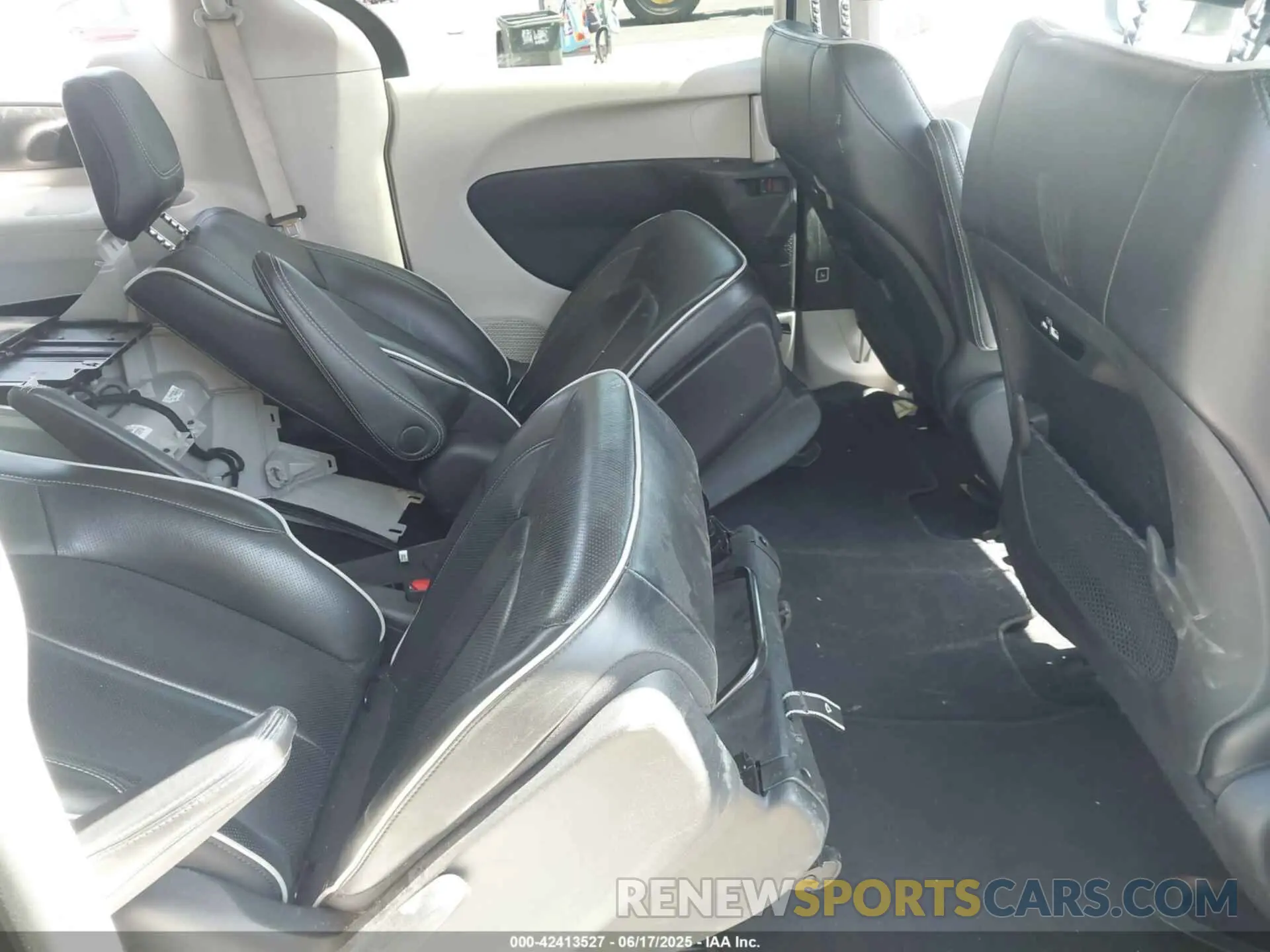 8 Photograph of a damaged car 2C4RC1S76NR135530 CHRYSLER PACIFICA HYBRID 2022