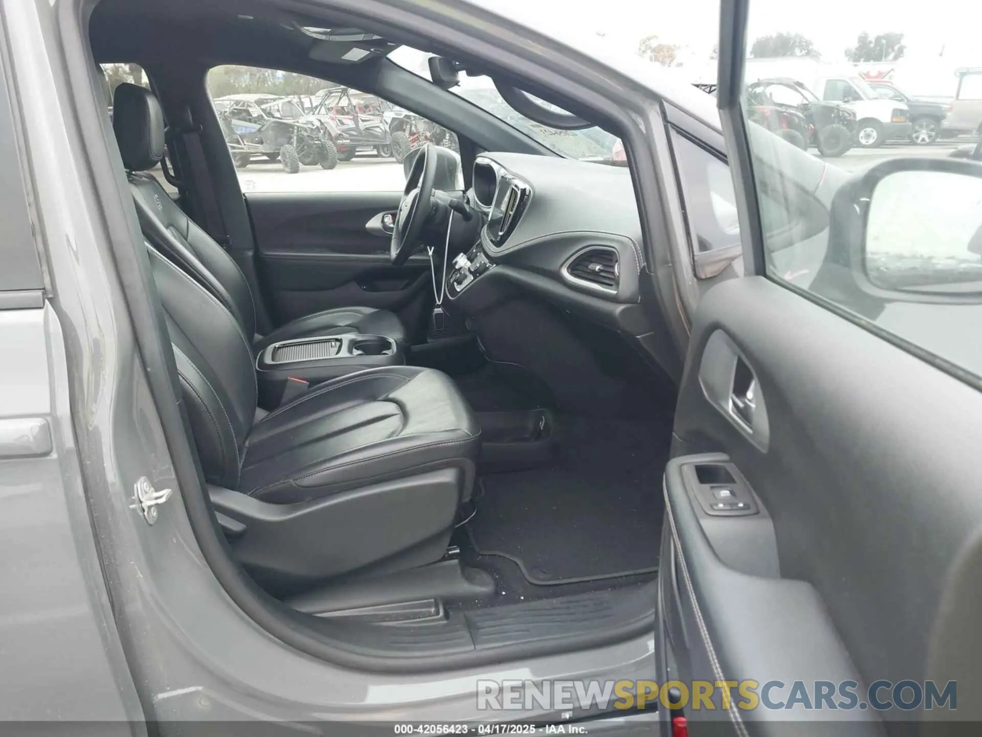 5 Photograph of a damaged car 2C4RC1L71PR584485 CHRYSLER PACIFICA HYBRID 2023