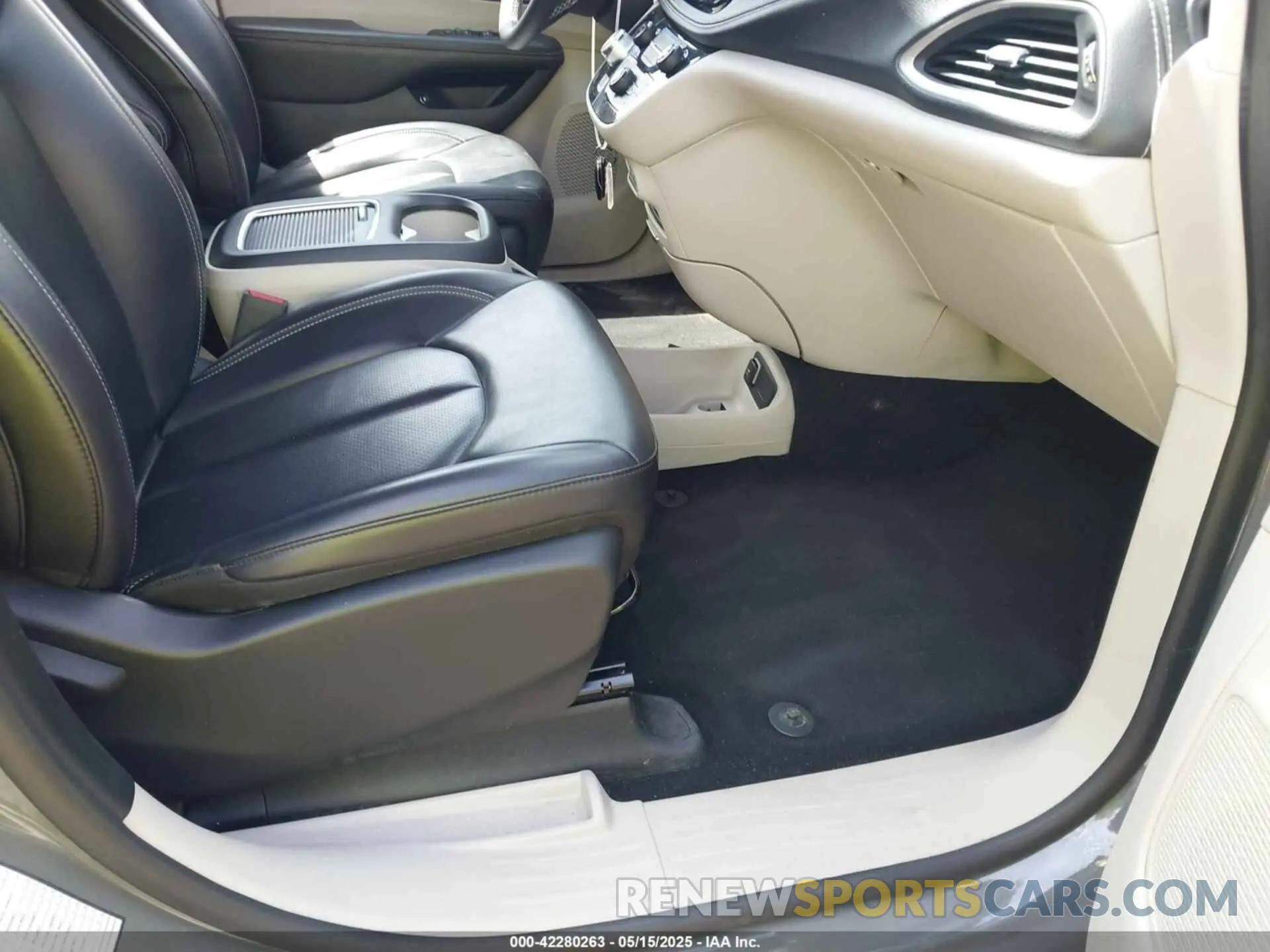 5 Photograph of a damaged car 2C4RC1L73PR522988 CHRYSLER PACIFICA HYBRID 2023
