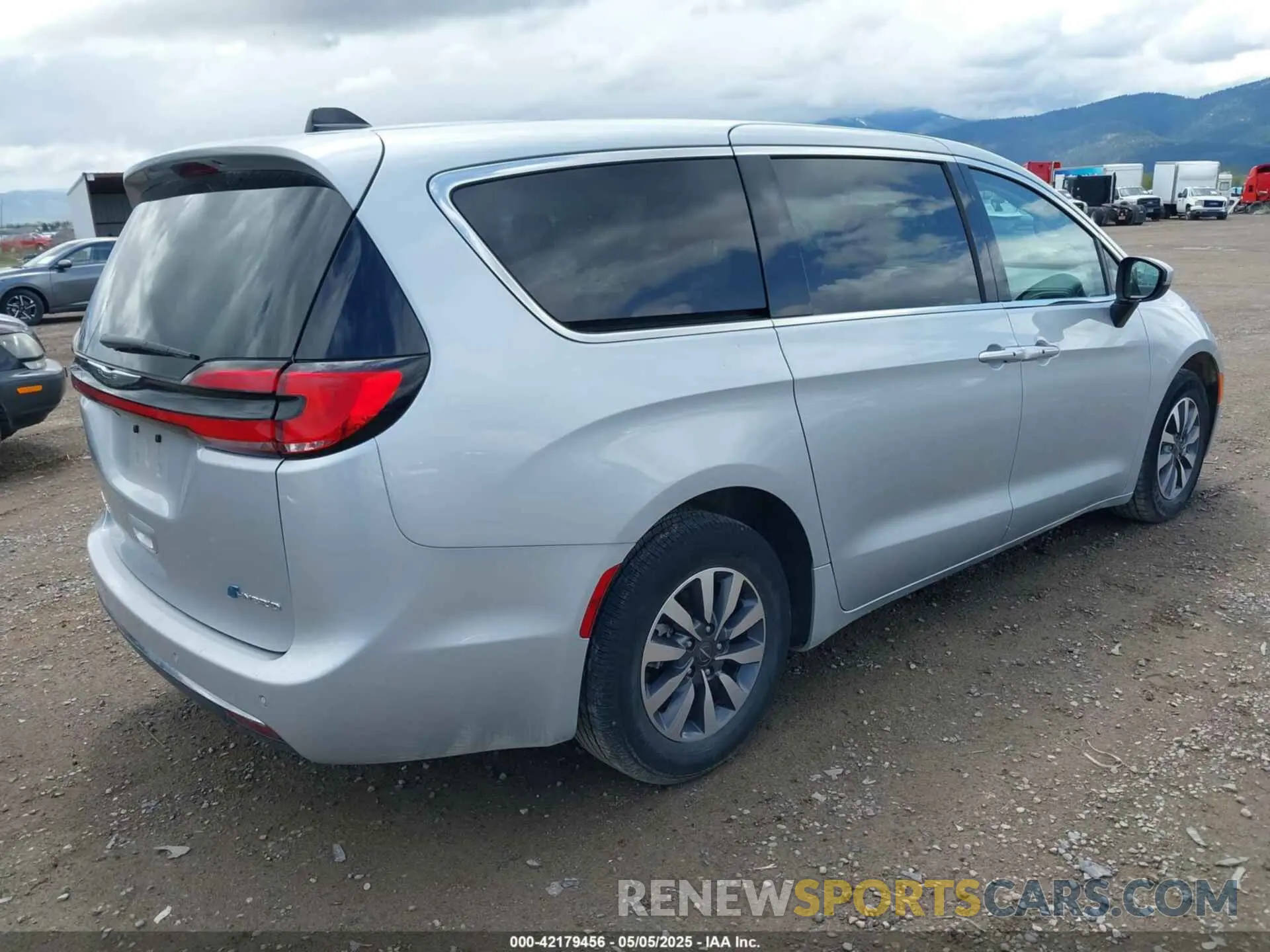 4 Photograph of a damaged car 2C4RC1L73PR626350 CHRYSLER PACIFICA HYBRID 2023