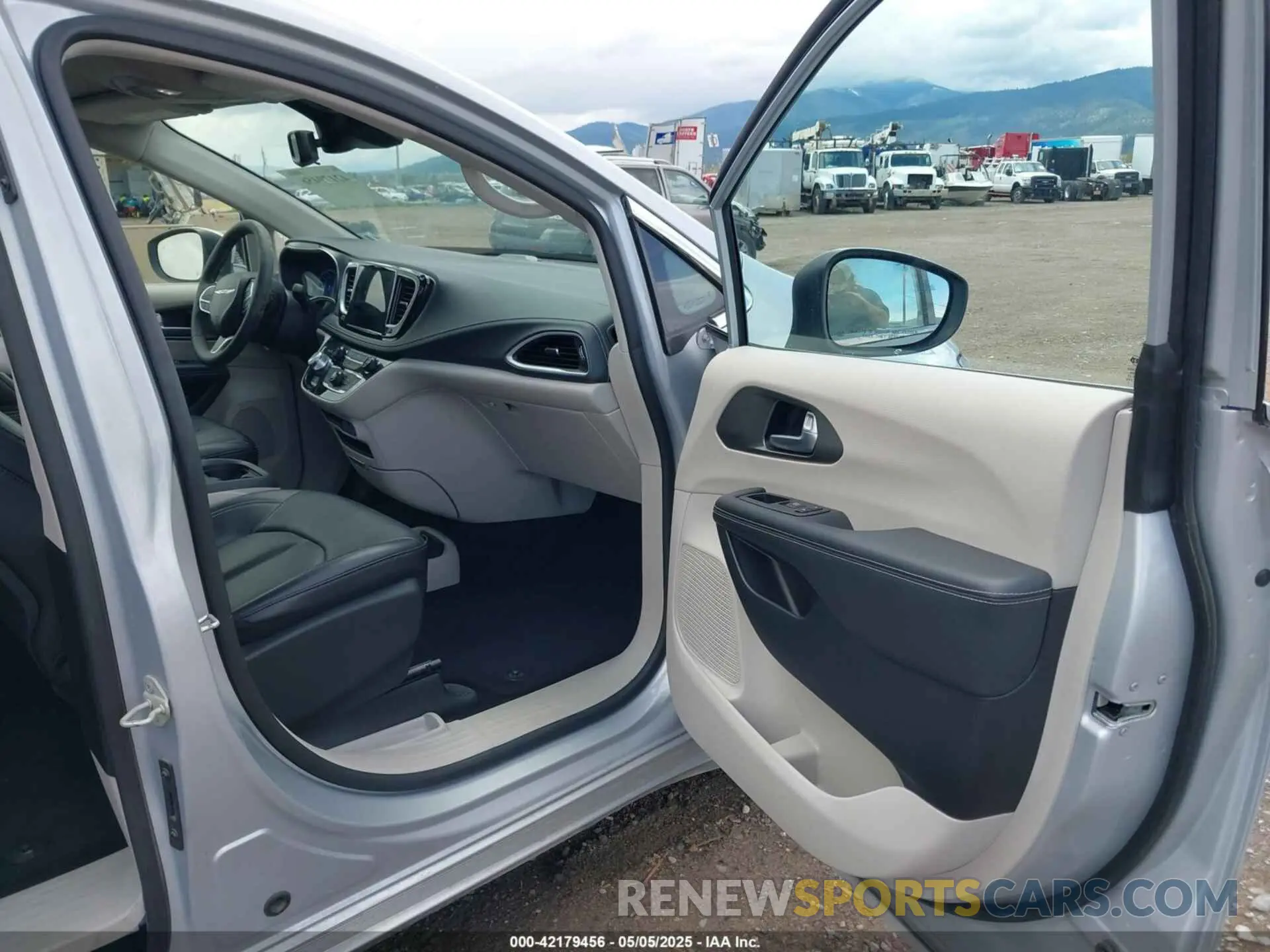5 Photograph of a damaged car 2C4RC1L73PR626350 CHRYSLER PACIFICA HYBRID 2023