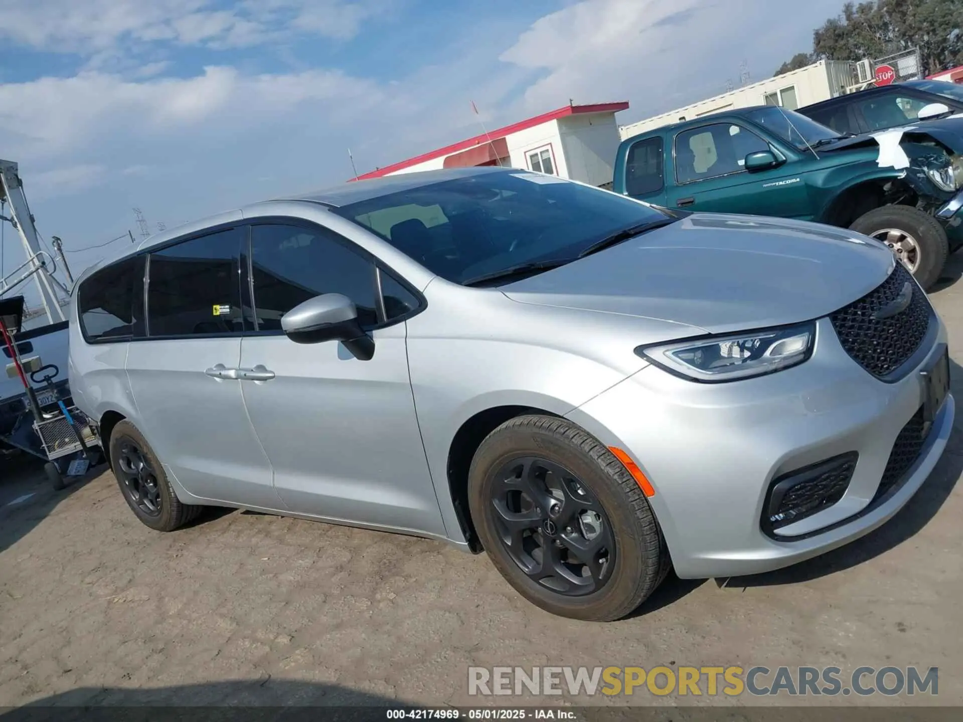 14 Photograph of a damaged car 2C4RC1L74PR593522 CHRYSLER PACIFICA HYBRID 2023