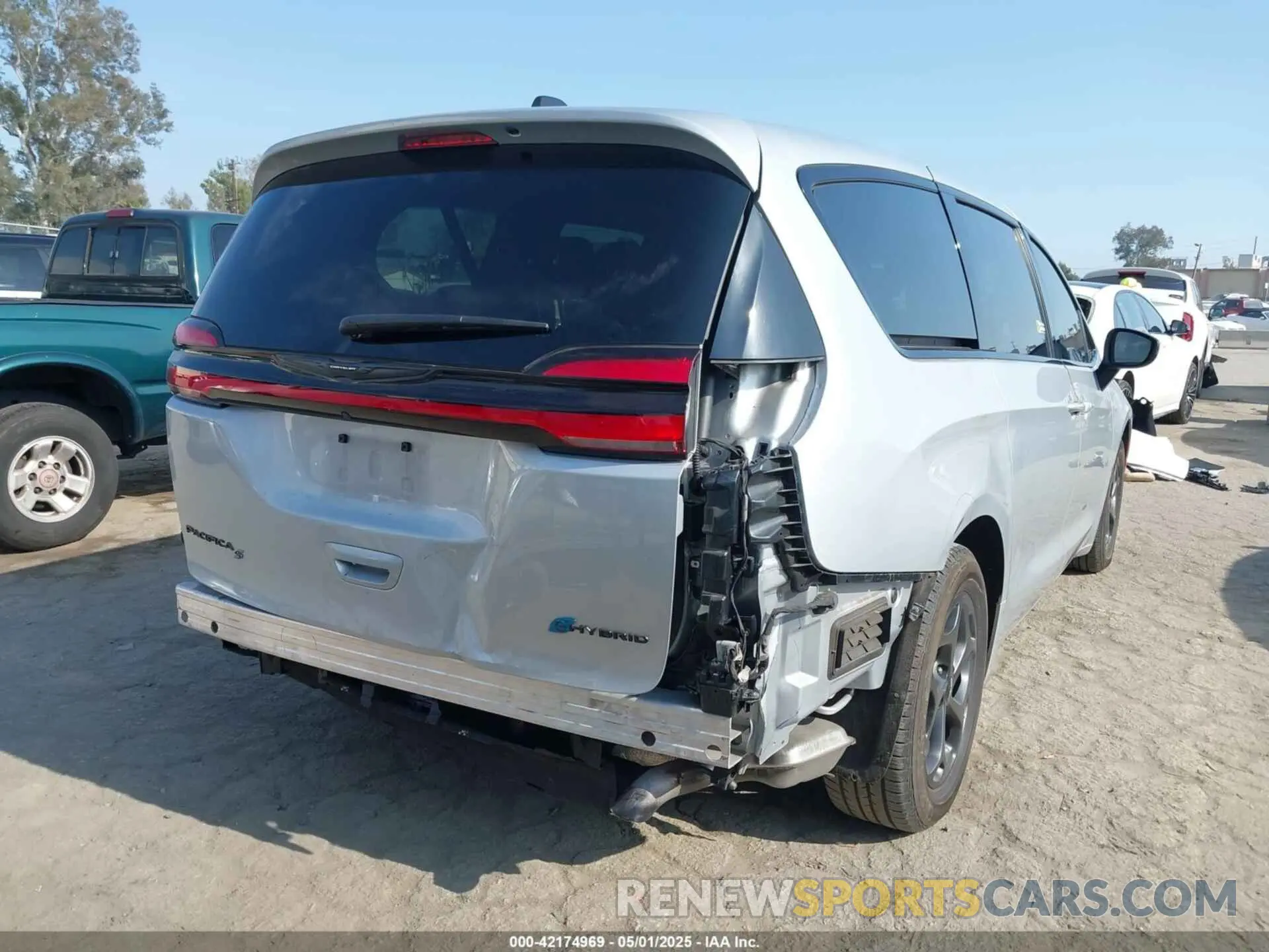 4 Photograph of a damaged car 2C4RC1L74PR593522 CHRYSLER PACIFICA HYBRID 2023