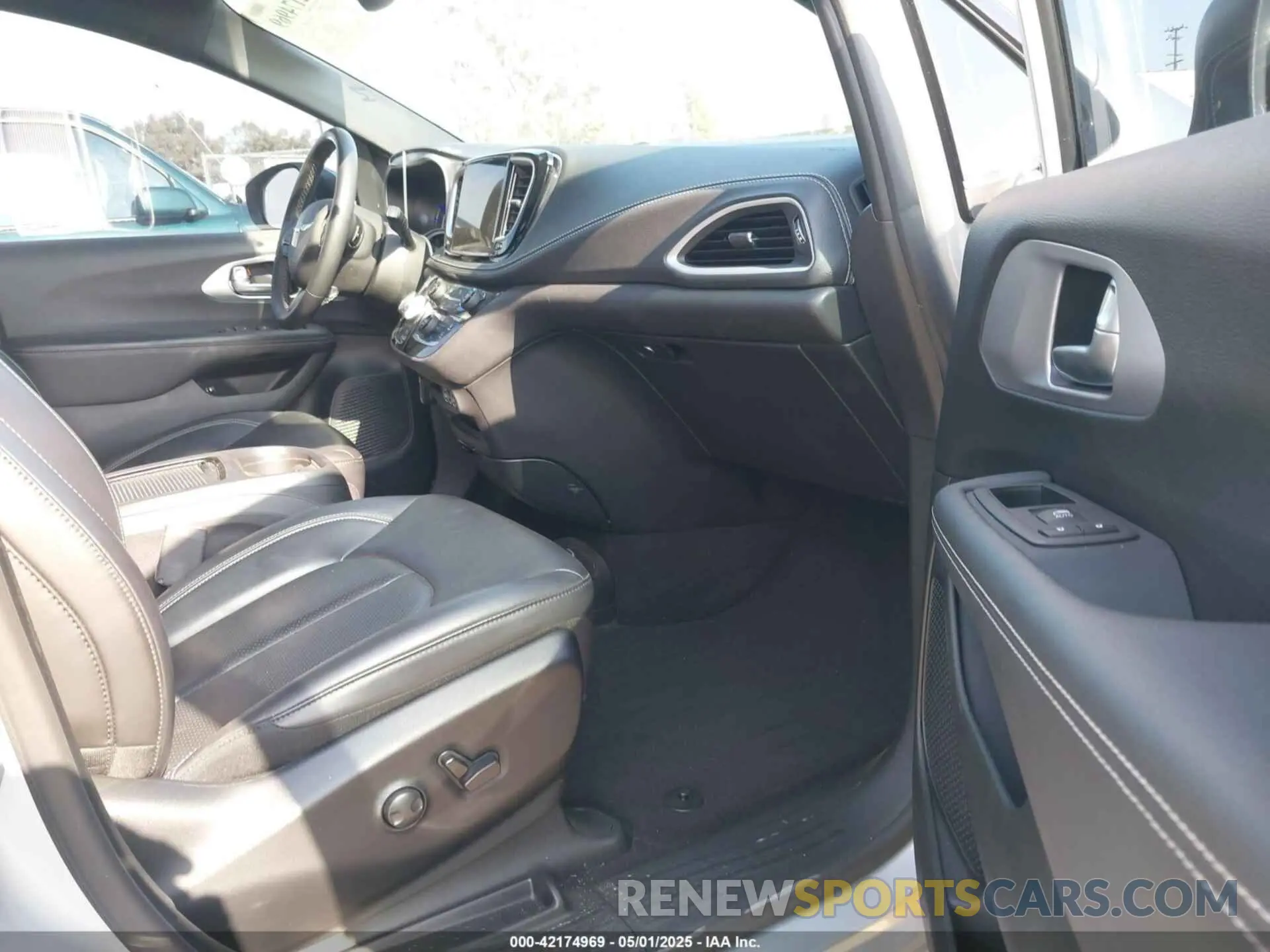 5 Photograph of a damaged car 2C4RC1L74PR593522 CHRYSLER PACIFICA HYBRID 2023