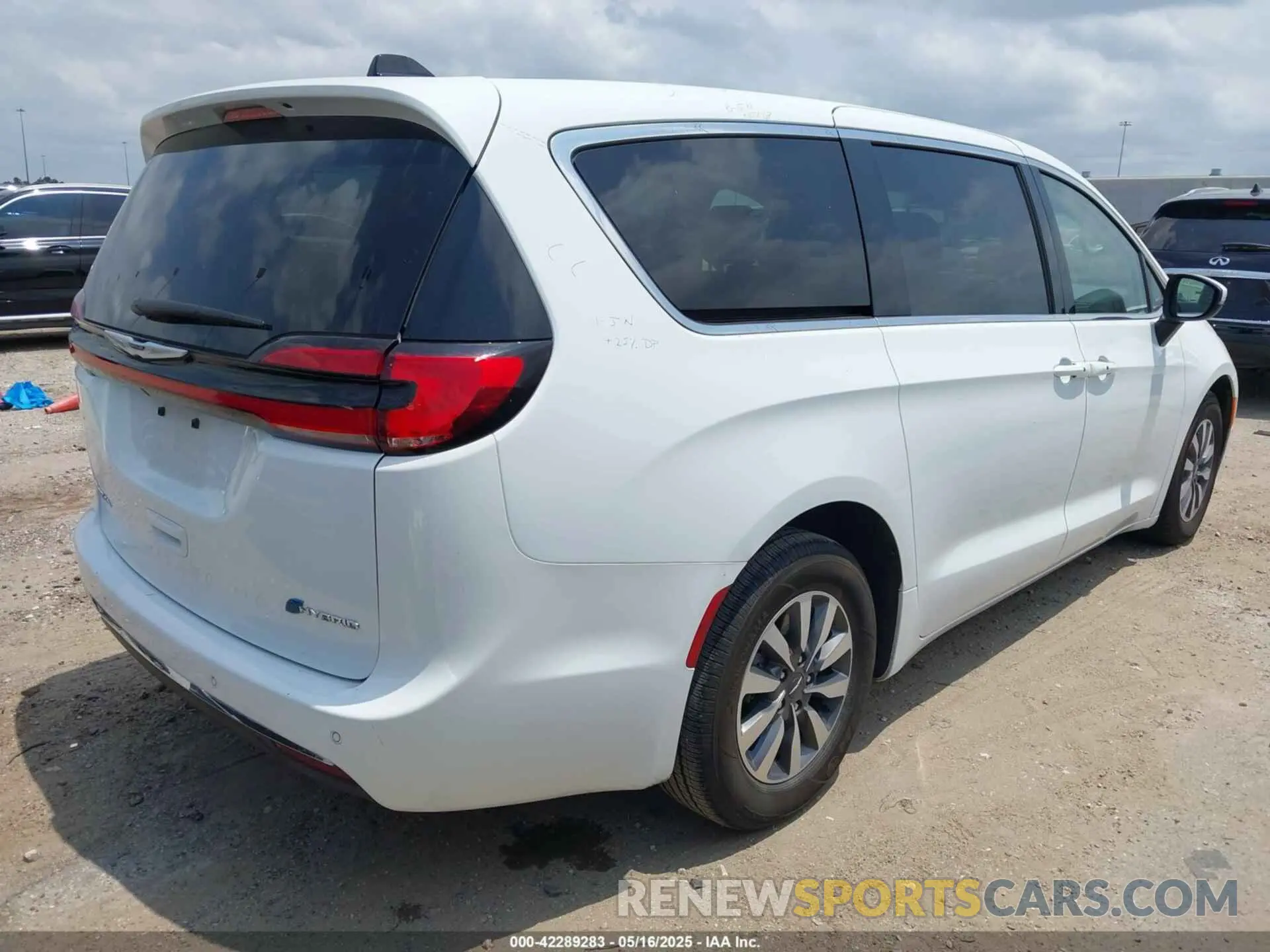 4 Photograph of a damaged car 2C4RC1L76PR618422 CHRYSLER PACIFICA HYBRID 2023