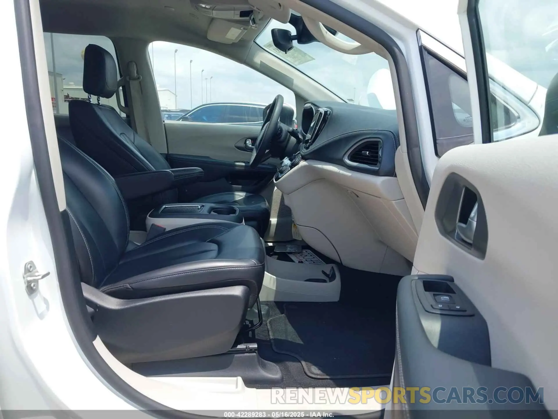 5 Photograph of a damaged car 2C4RC1L76PR618422 CHRYSLER PACIFICA HYBRID 2023