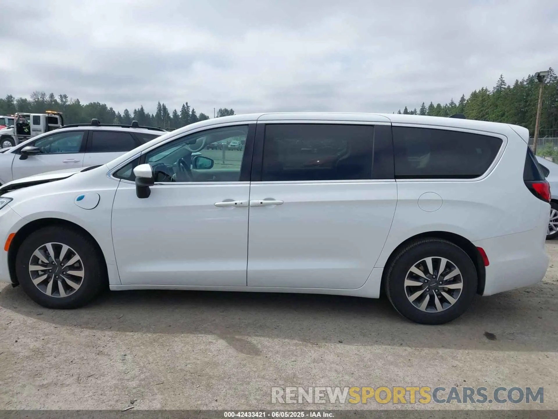 15 Photograph of a damaged car 2C4RC1L77PR541513 CHRYSLER PACIFICA HYBRID 2023