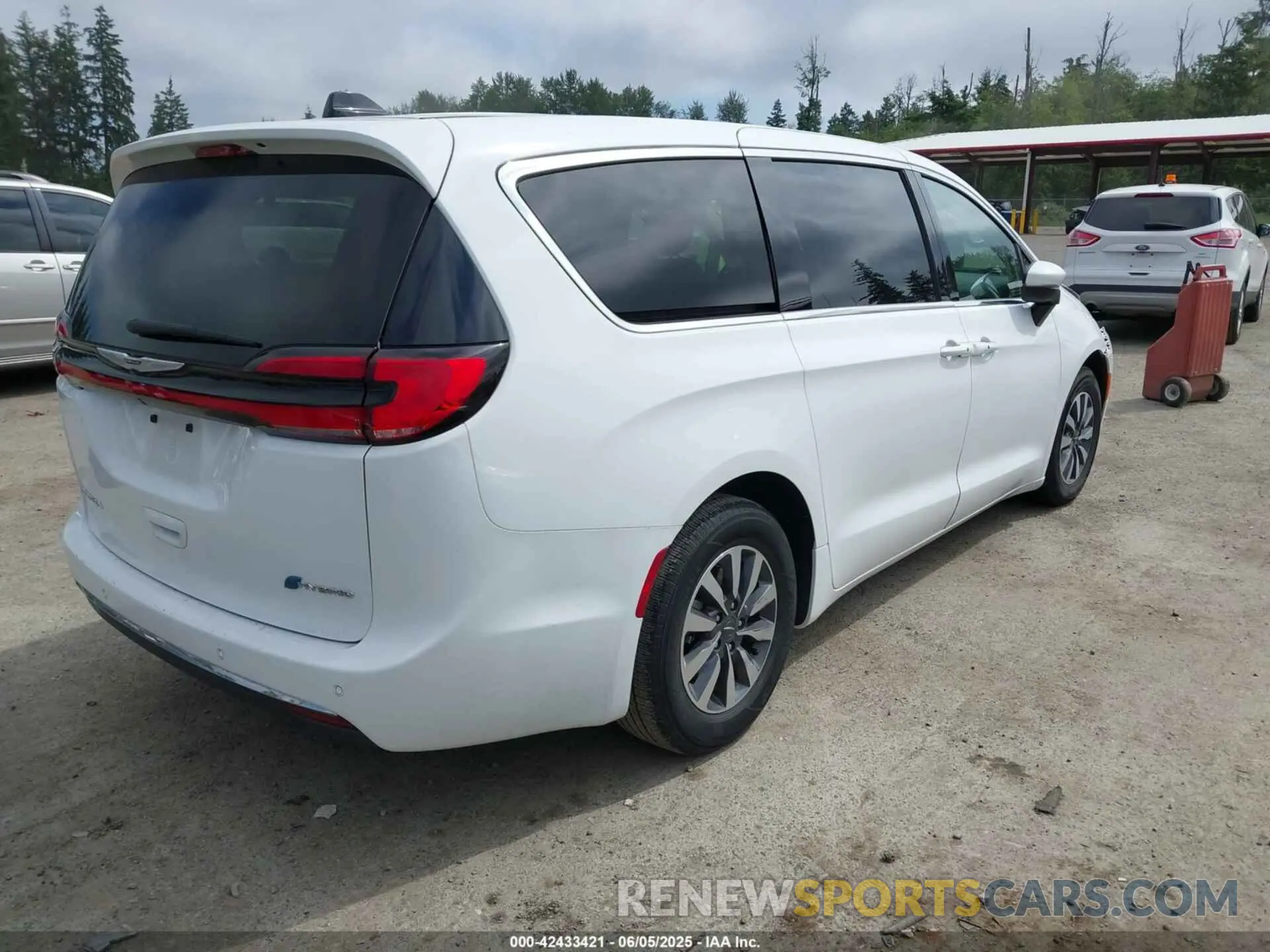 4 Photograph of a damaged car 2C4RC1L77PR541513 CHRYSLER PACIFICA HYBRID 2023