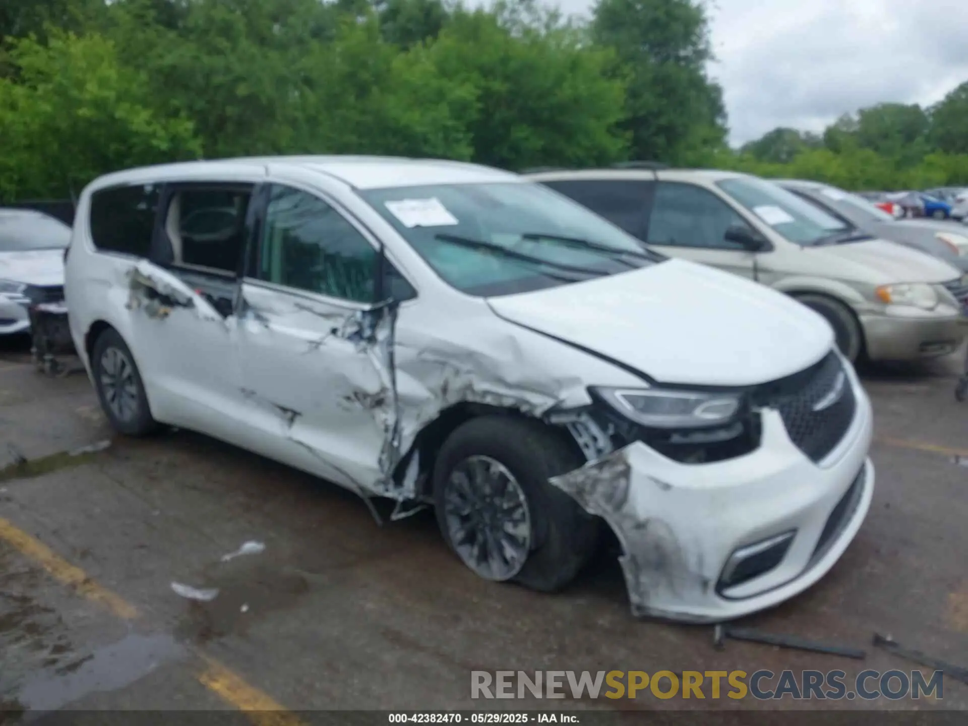 1 Photograph of a damaged car 2C4RC1L78PR608880 CHRYSLER PACIFICA HYBRID 2023