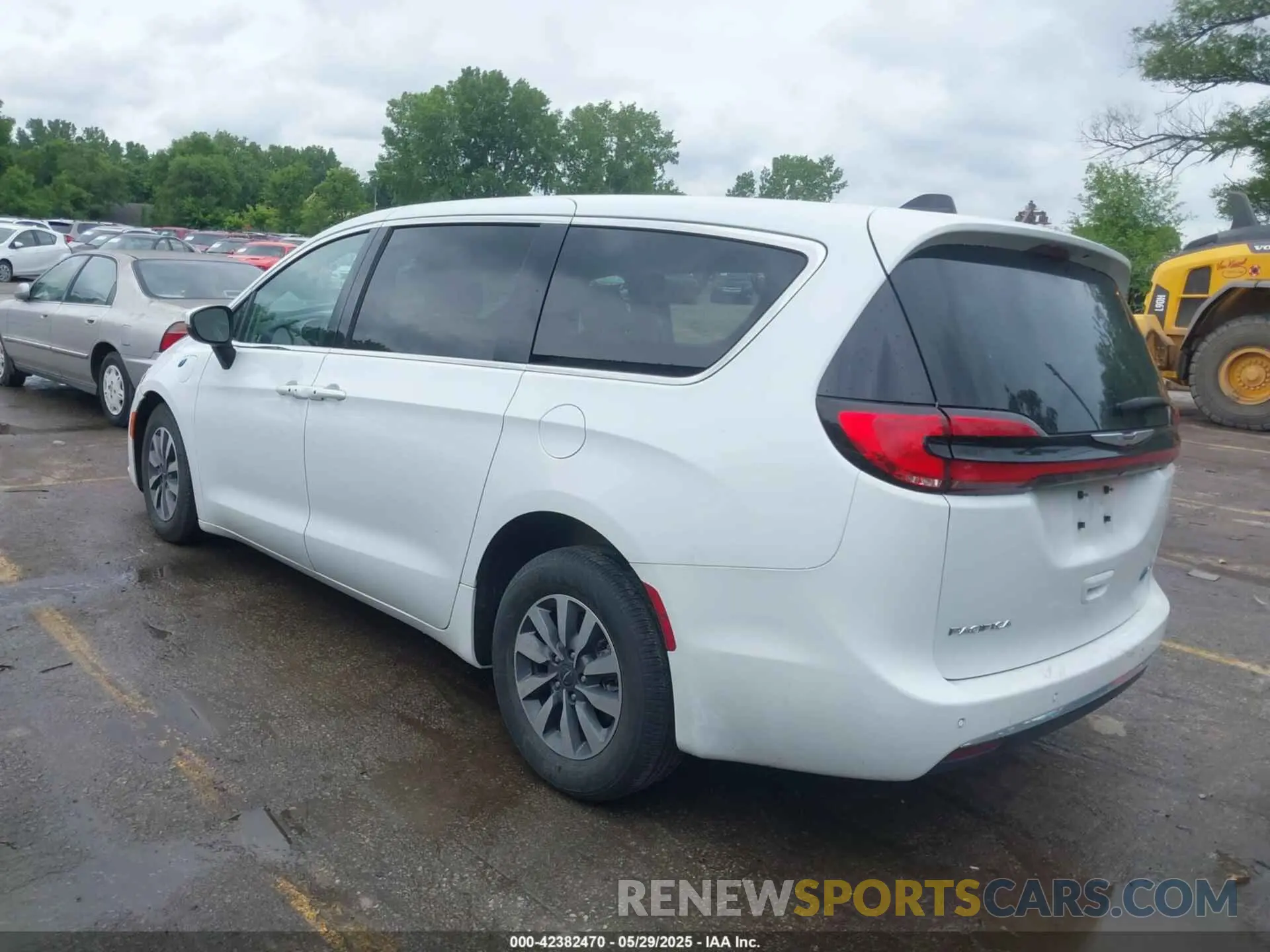 3 Photograph of a damaged car 2C4RC1L78PR608880 CHRYSLER PACIFICA HYBRID 2023
