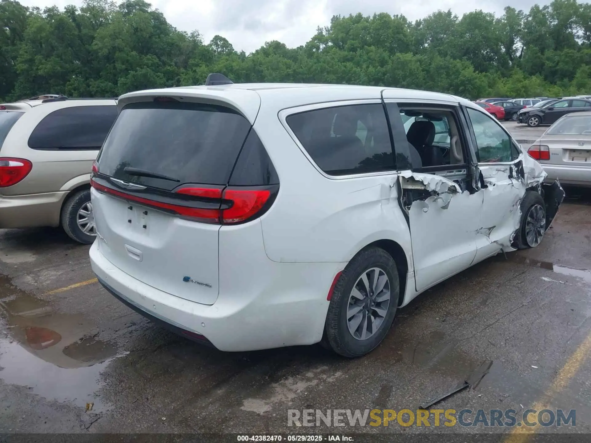 4 Photograph of a damaged car 2C4RC1L78PR608880 CHRYSLER PACIFICA HYBRID 2023