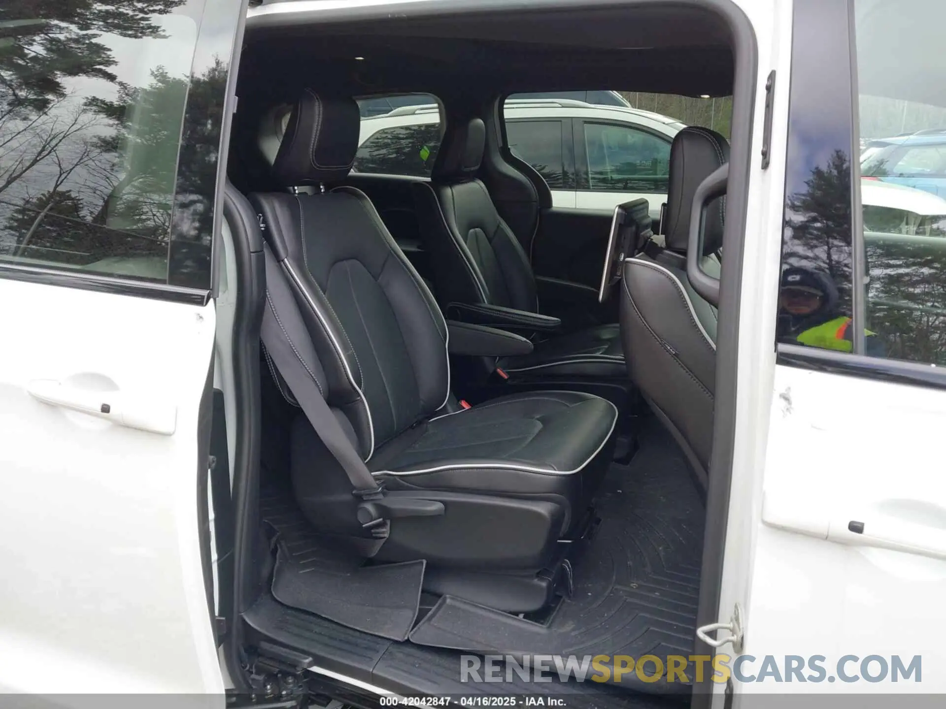 8 Photograph of a damaged car 2C4RC1S76PR542993 CHRYSLER PACIFICA HYBRID 2023