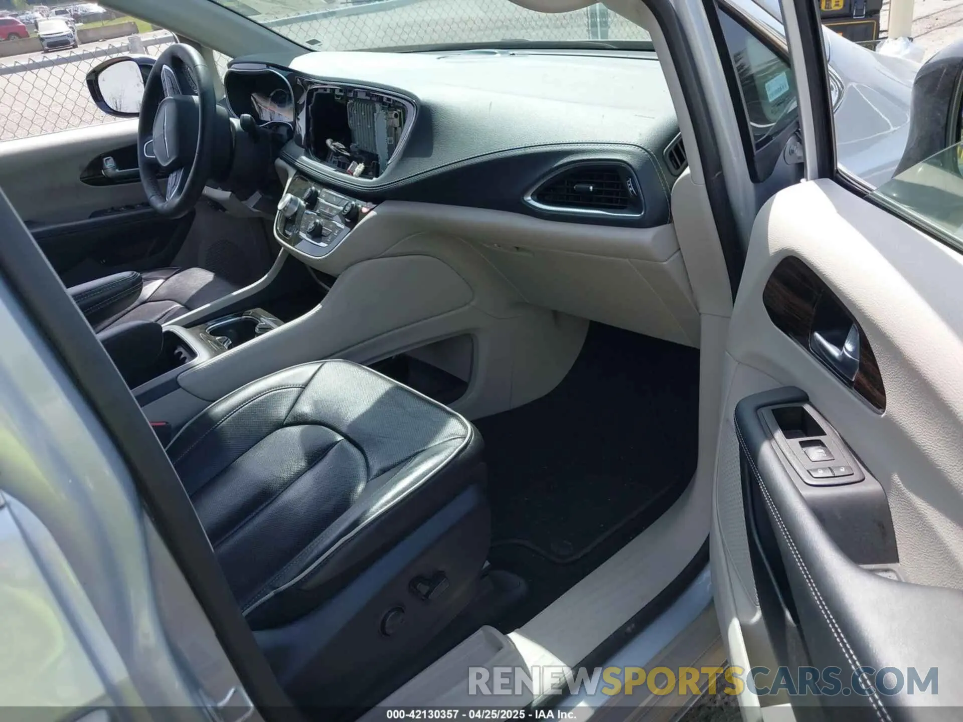 5 Photograph of a damaged car 2C4RC1S76PR618129 CHRYSLER PACIFICA HYBRID 2023