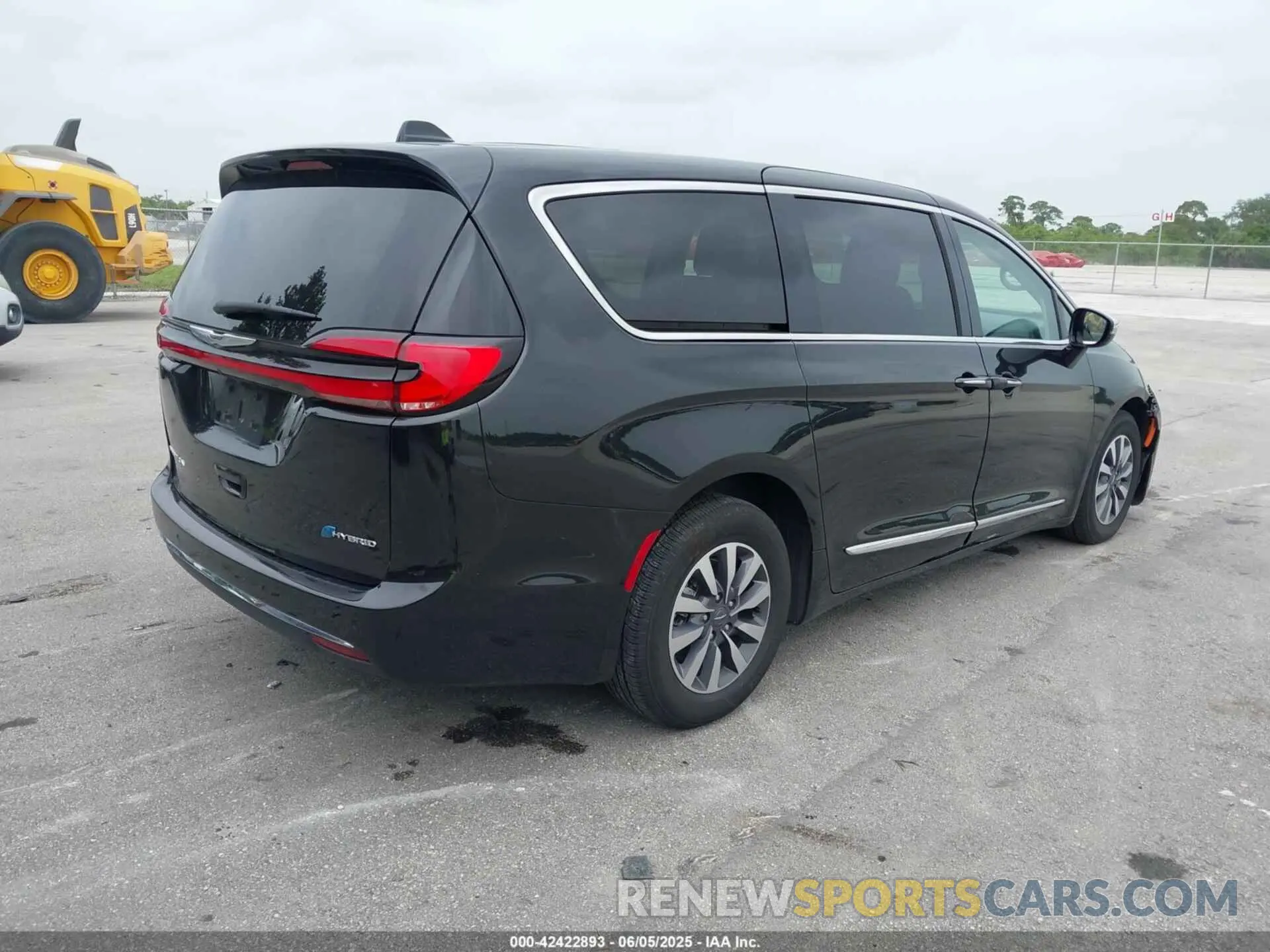 4 Photograph of a damaged car 2C4RC1S78PR626166 CHRYSLER PACIFICA HYBRID 2023