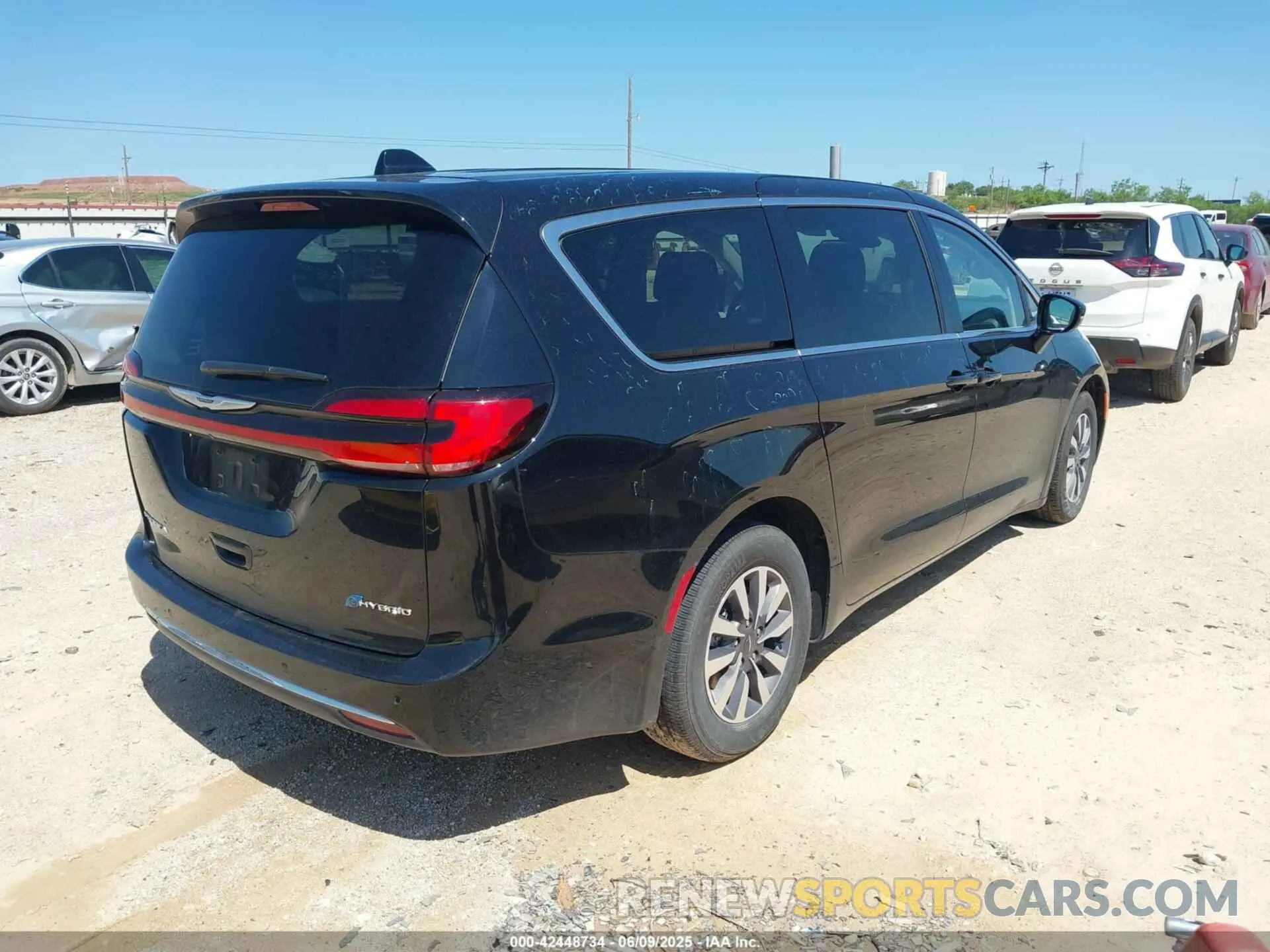 4 Photograph of a damaged car 2C4RC1S70RR169467 CHRYSLER PACIFICA HYBRID 2024