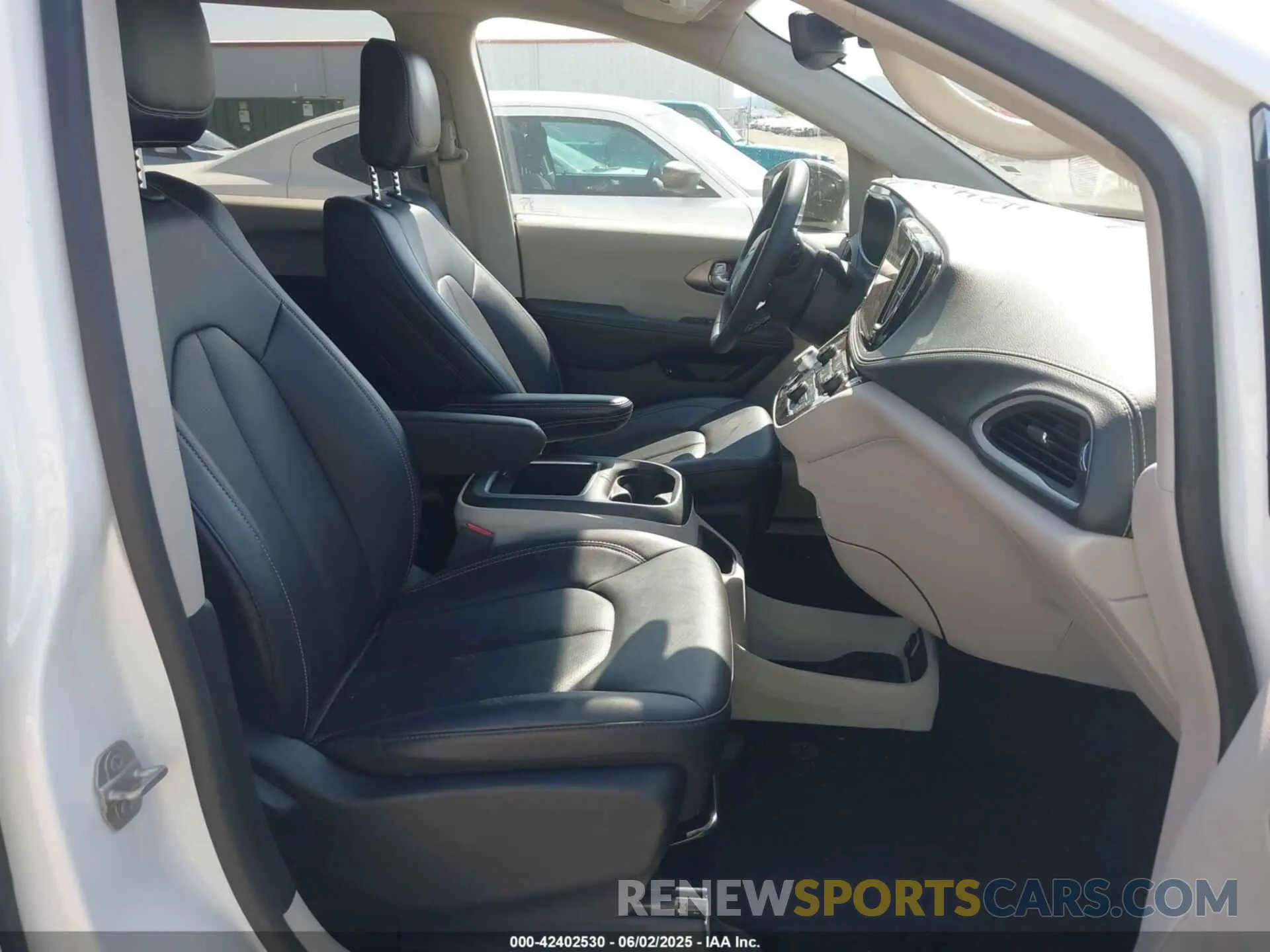 5 Photograph of a damaged car 2C4RC1S71RR174452 CHRYSLER PACIFICA HYBRID 2024
