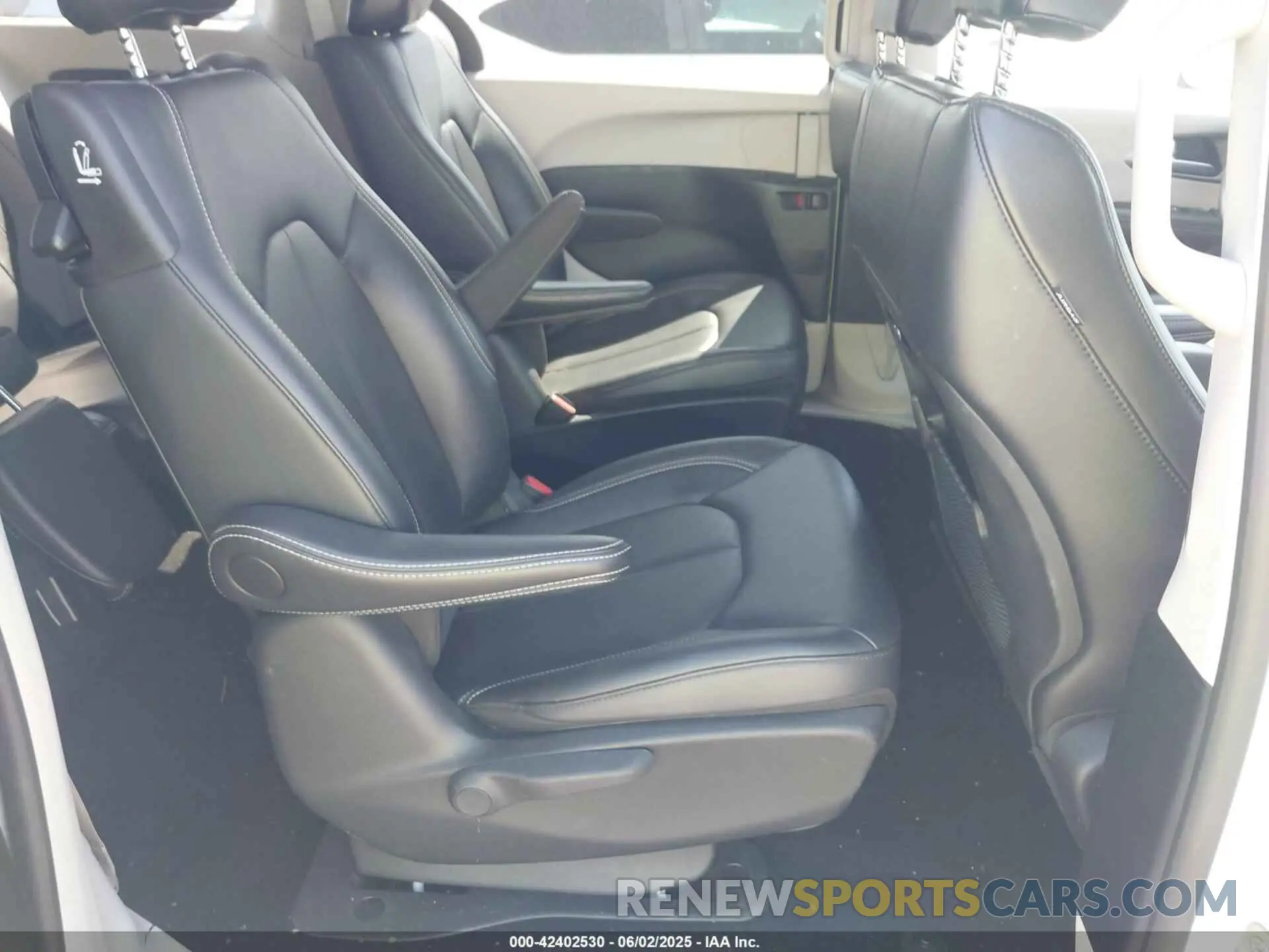 8 Photograph of a damaged car 2C4RC1S71RR174452 CHRYSLER PACIFICA HYBRID 2024