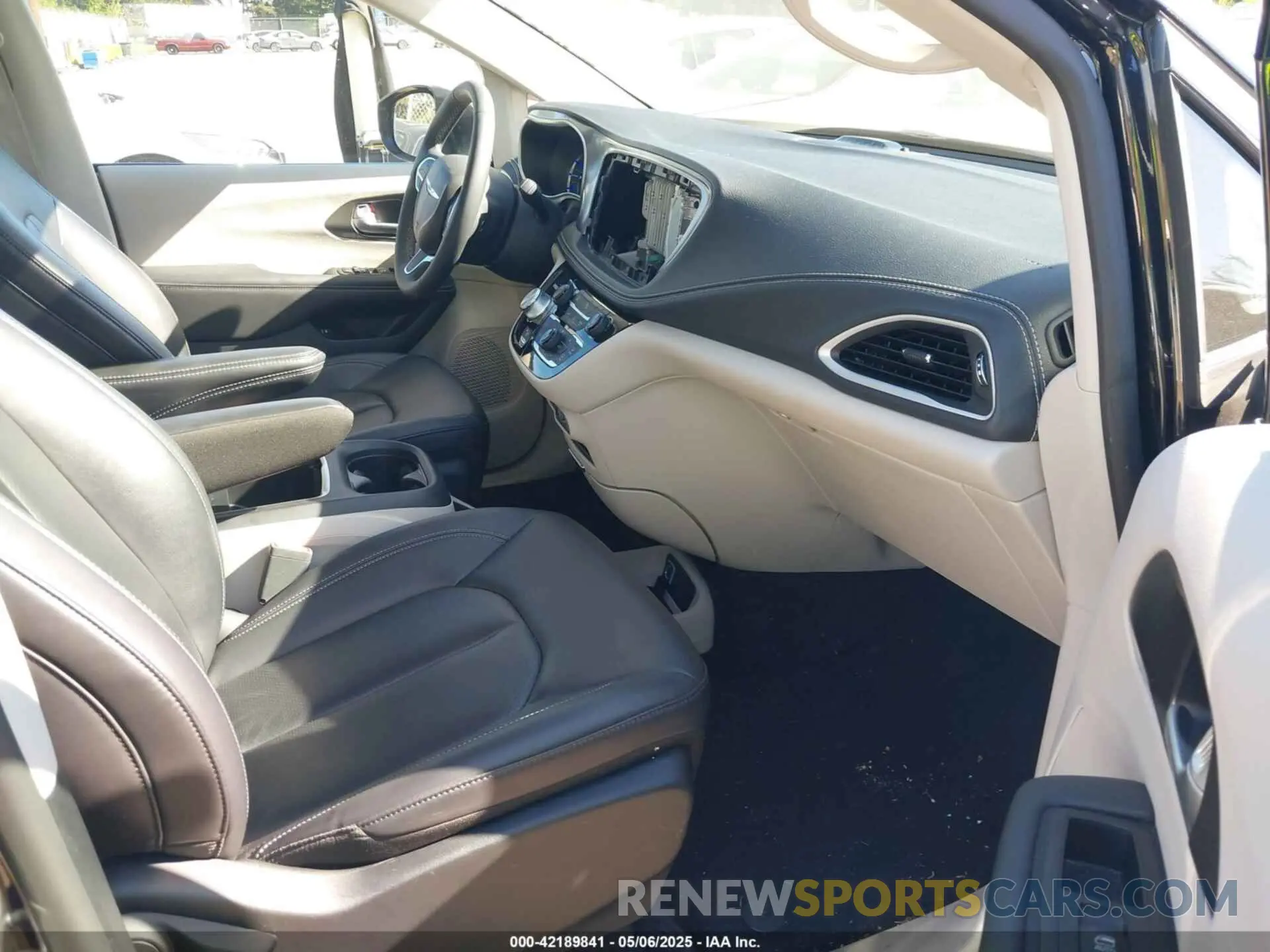 5 Photograph of a damaged car 2C4RC1S74RR166703 CHRYSLER PACIFICA HYBRID 2024