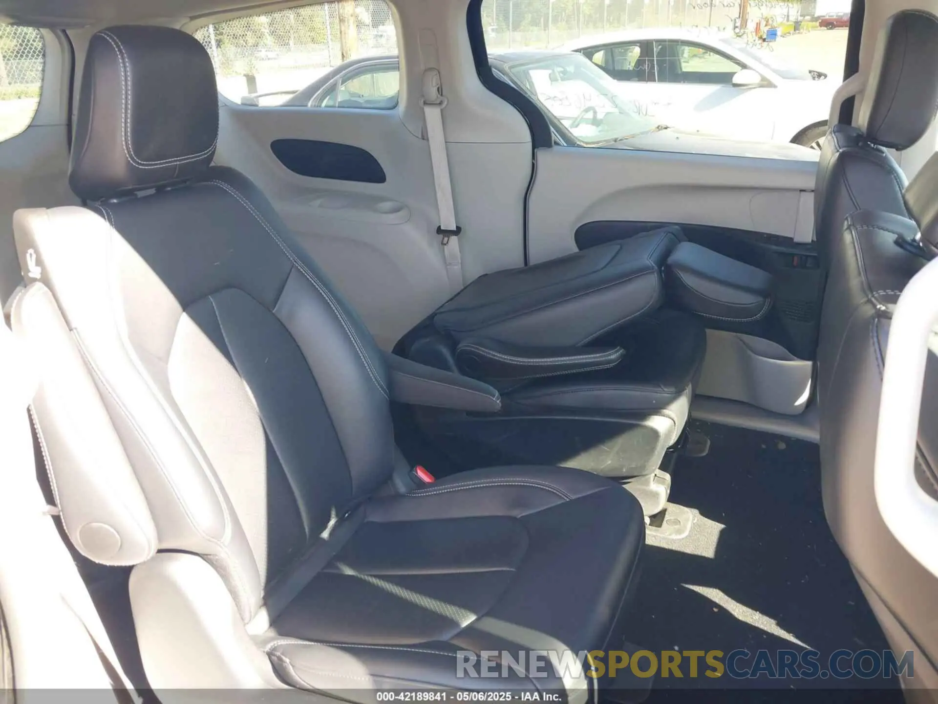 8 Photograph of a damaged car 2C4RC1S74RR166703 CHRYSLER PACIFICA HYBRID 2024