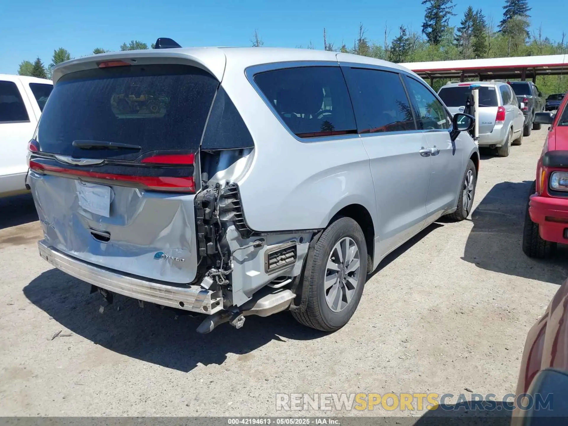4 Photograph of a damaged car 2C4RC1S7XRR147332 CHRYSLER PACIFICA HYBRID 2024
