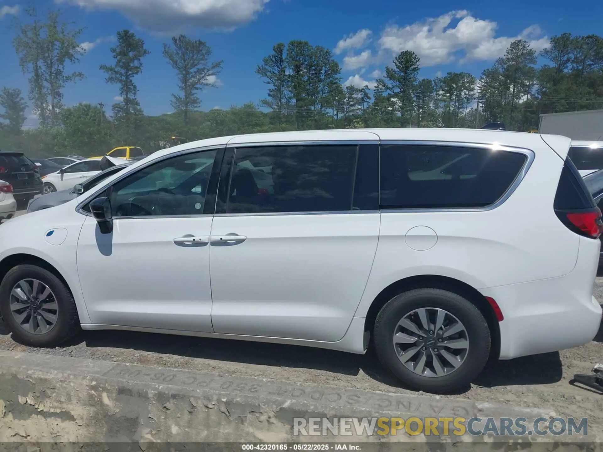 14 Photograph of a damaged car 2C4RC1S72SR577488 CHRYSLER PACIFICA HYBRID 2025