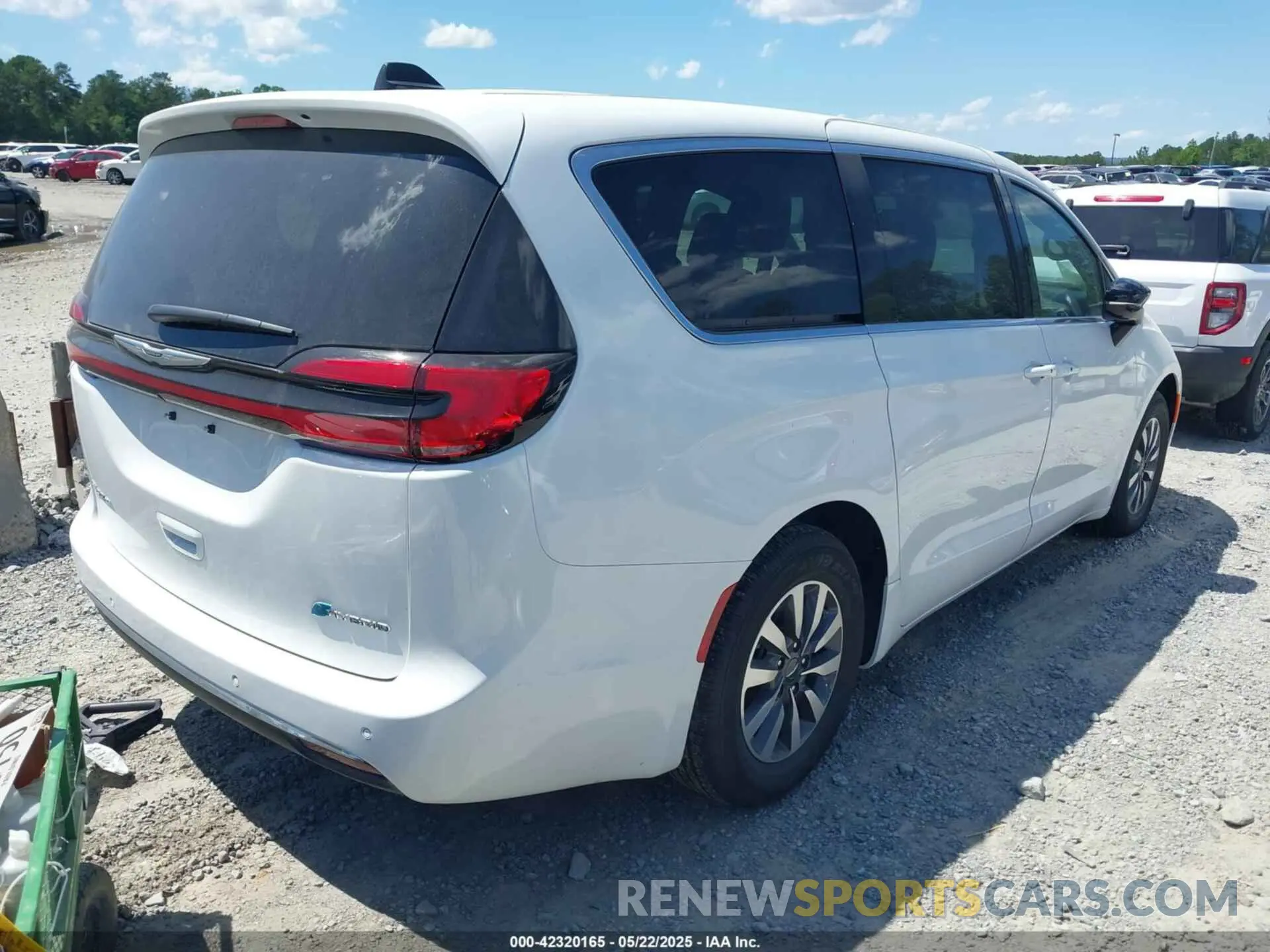 4 Photograph of a damaged car 2C4RC1S72SR577488 CHRYSLER PACIFICA HYBRID 2025