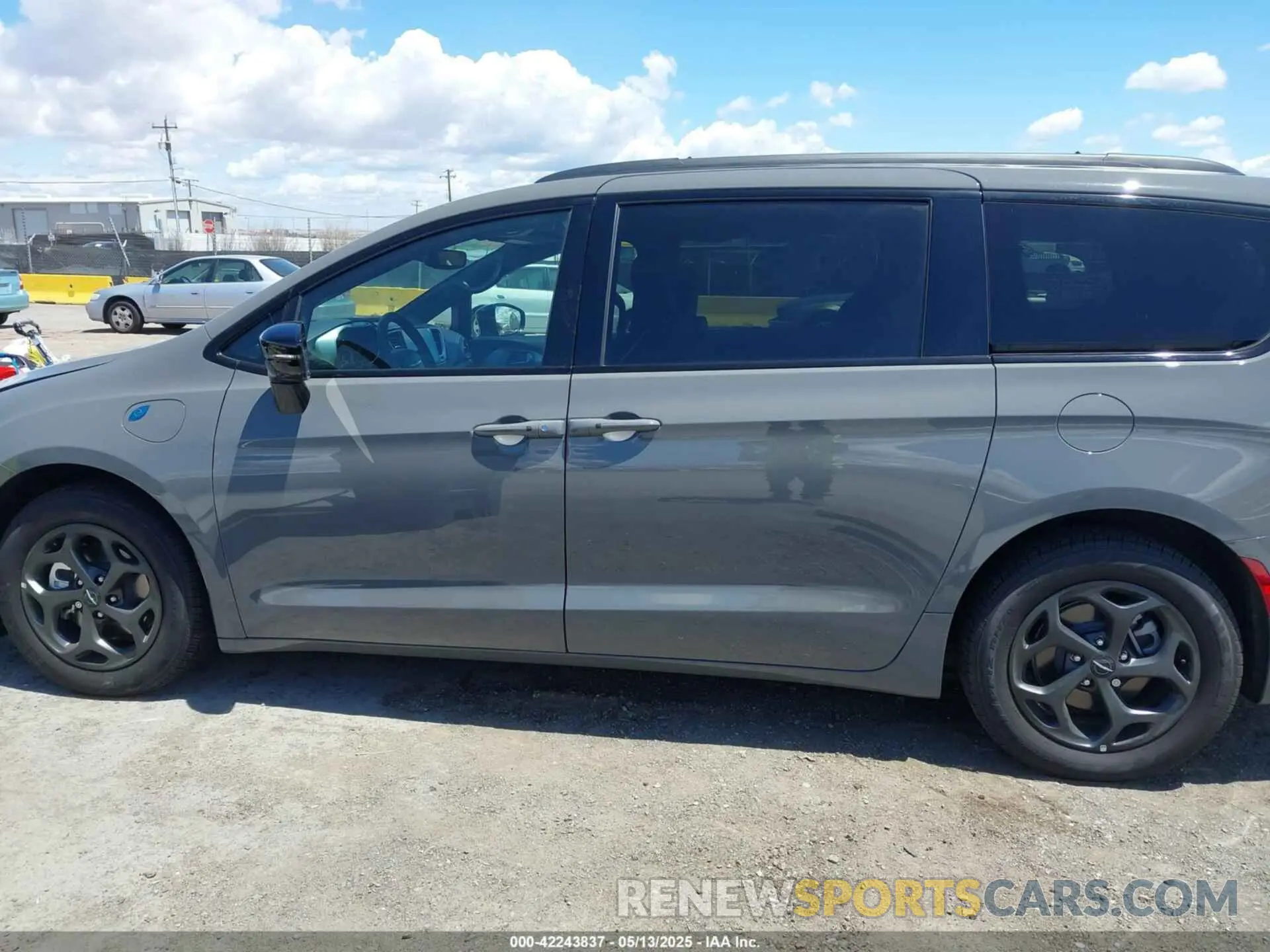 13 Photograph of a damaged car 2C4RC1S74SR528034 CHRYSLER PACIFICA HYBRID 2025