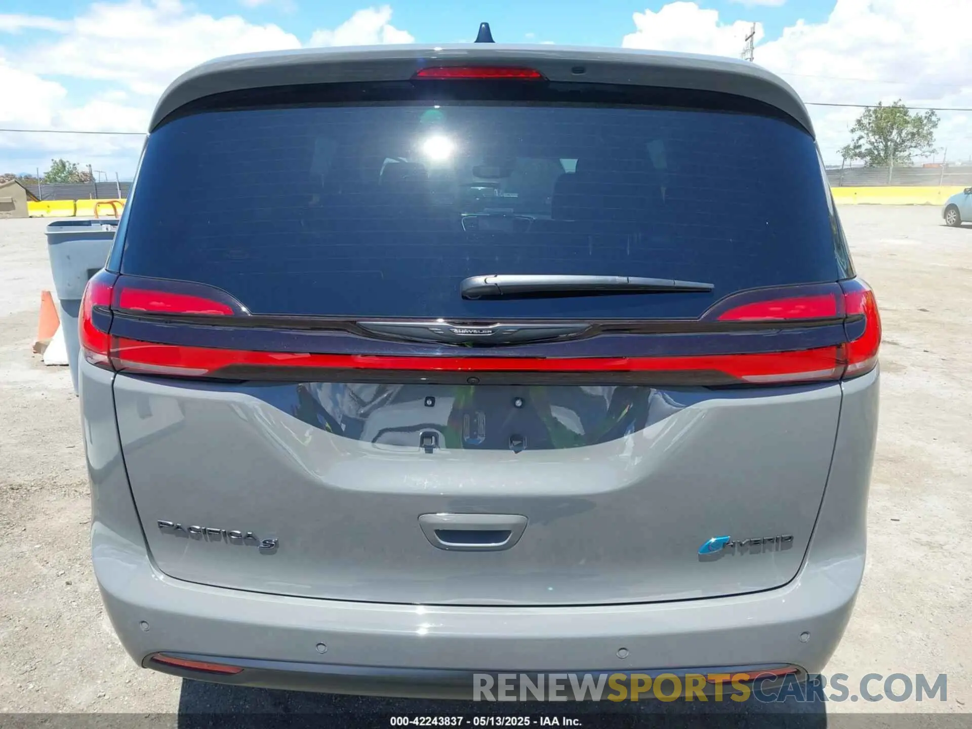 15 Photograph of a damaged car 2C4RC1S74SR528034 CHRYSLER PACIFICA HYBRID 2025