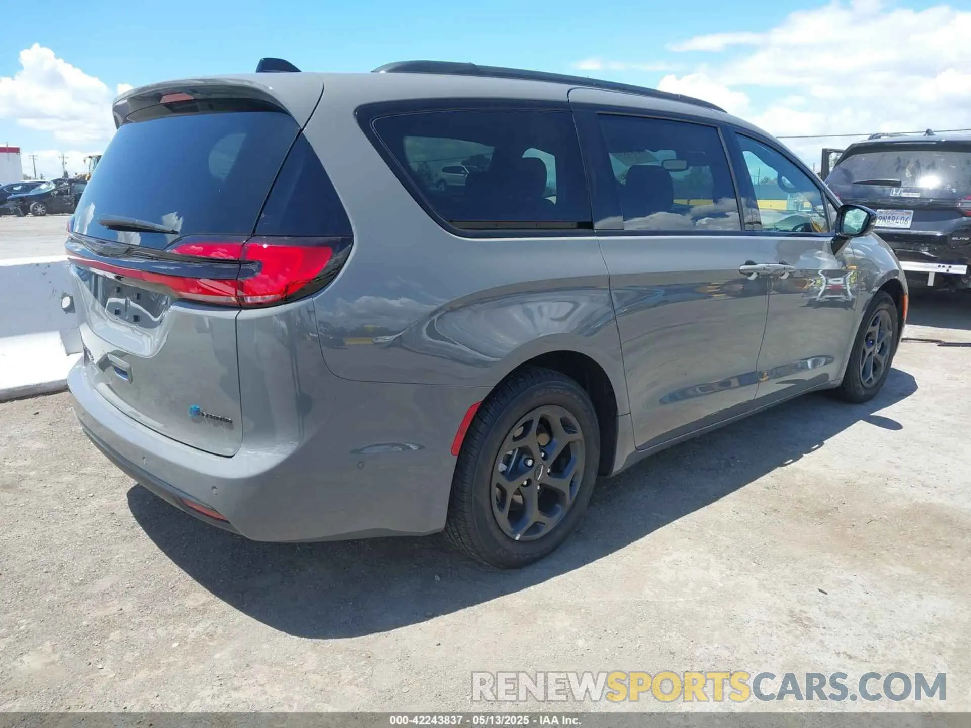 4 Photograph of a damaged car 2C4RC1S74SR528034 CHRYSLER PACIFICA HYBRID 2025