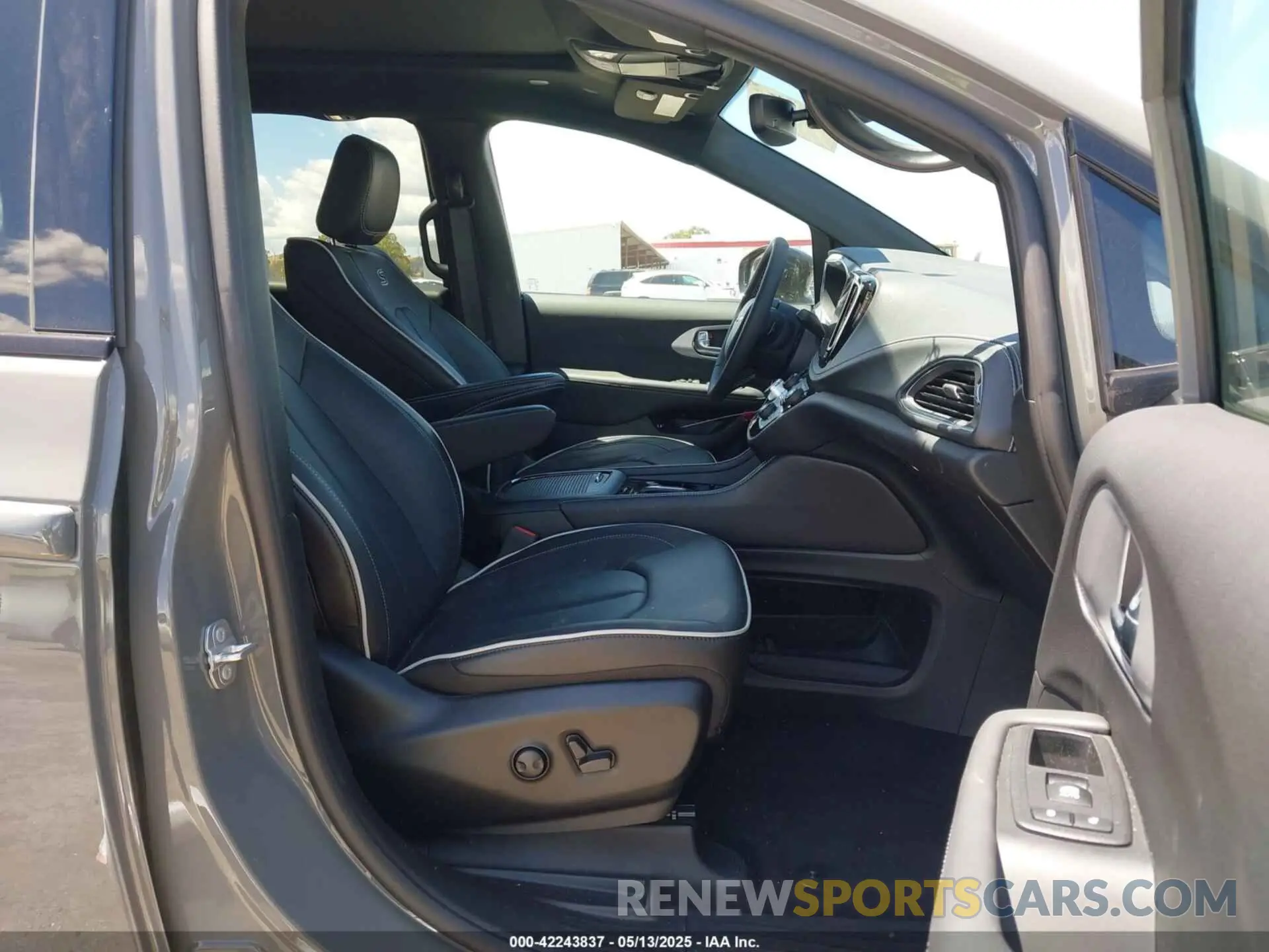 5 Photograph of a damaged car 2C4RC1S74SR528034 CHRYSLER PACIFICA HYBRID 2025