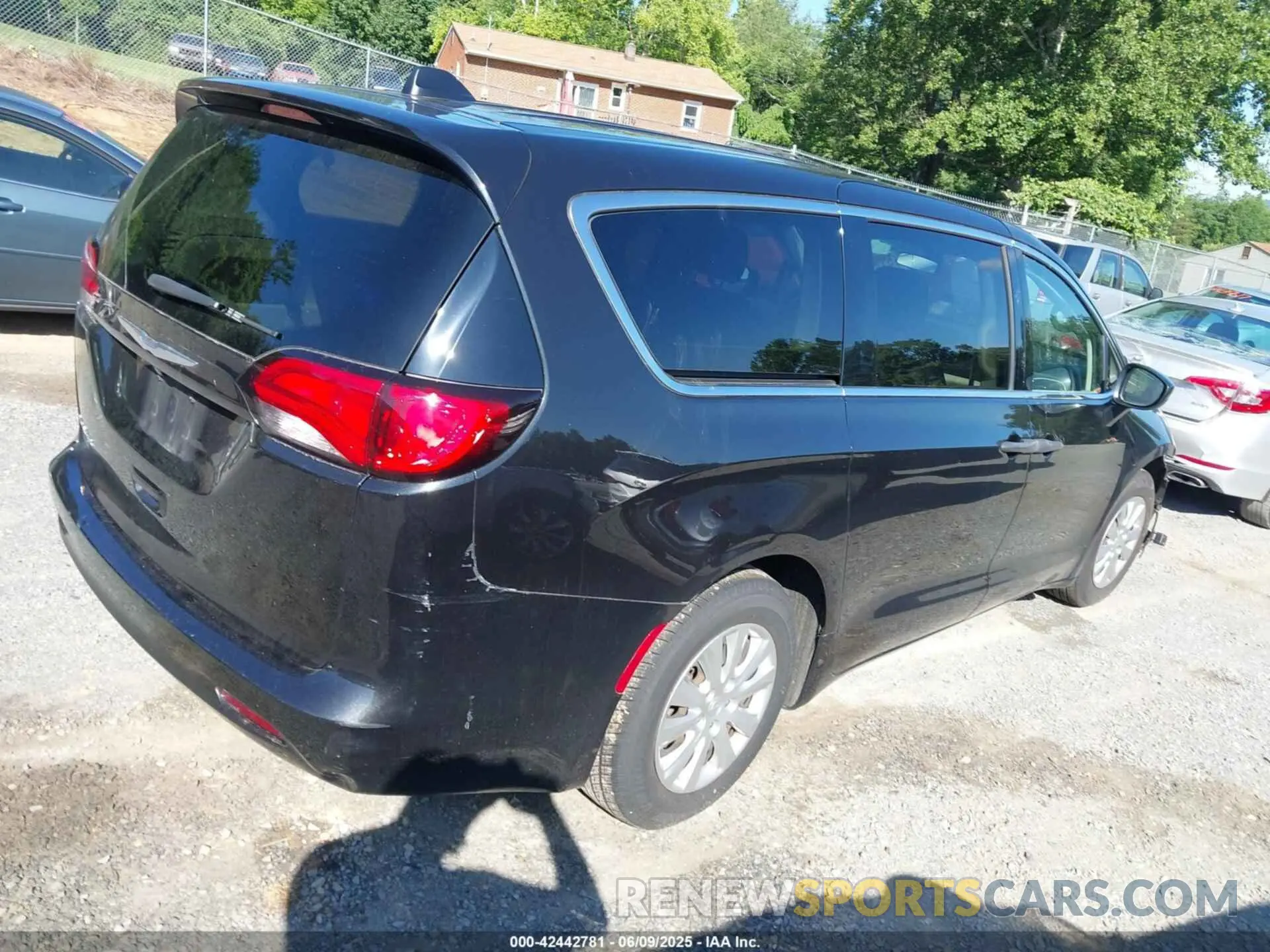 4 Photograph of a damaged car 2C4RC1AG2LR250706 CHRYSLER VOYAGER 2020