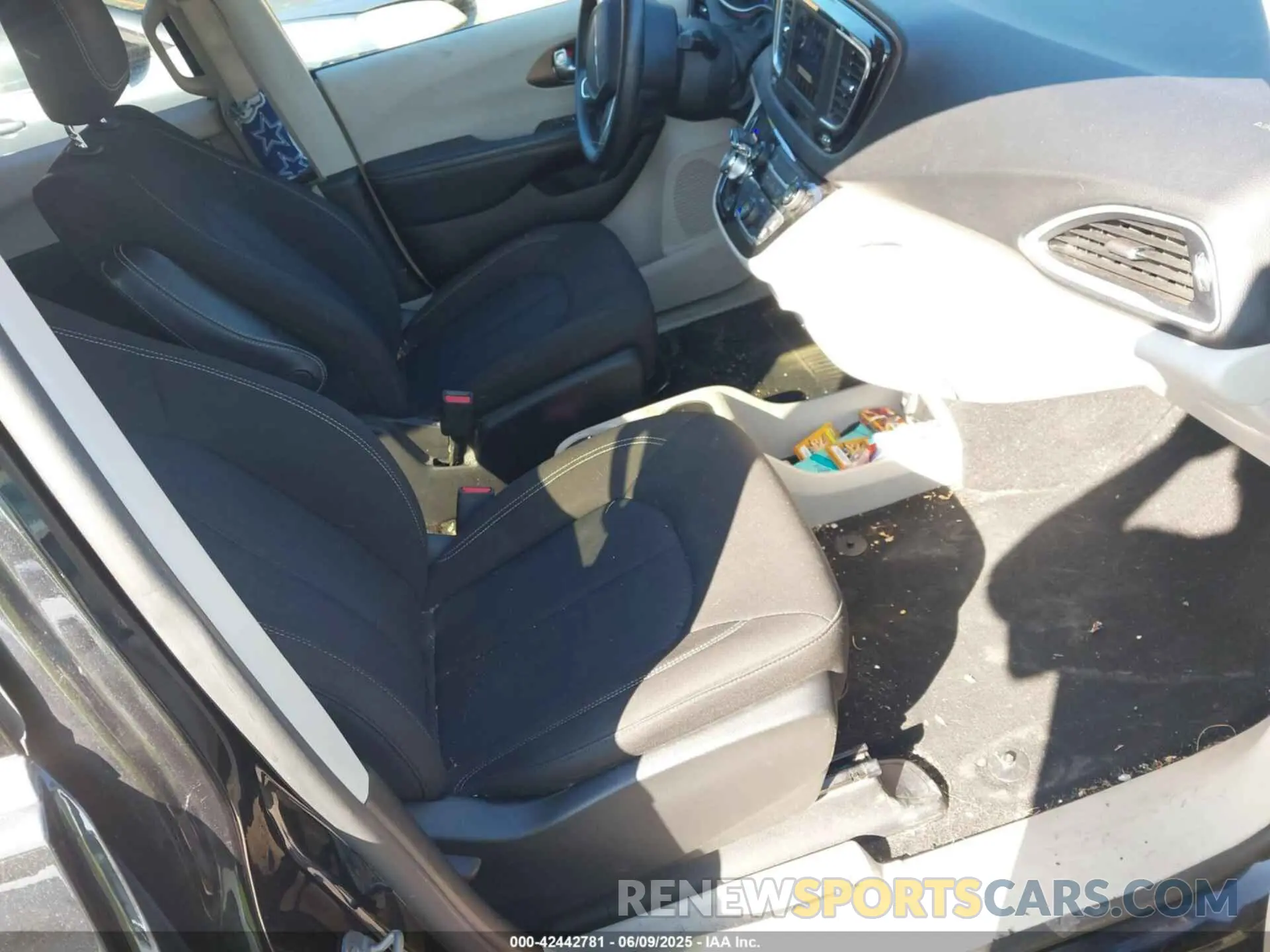 5 Photograph of a damaged car 2C4RC1AG2LR250706 CHRYSLER VOYAGER 2020