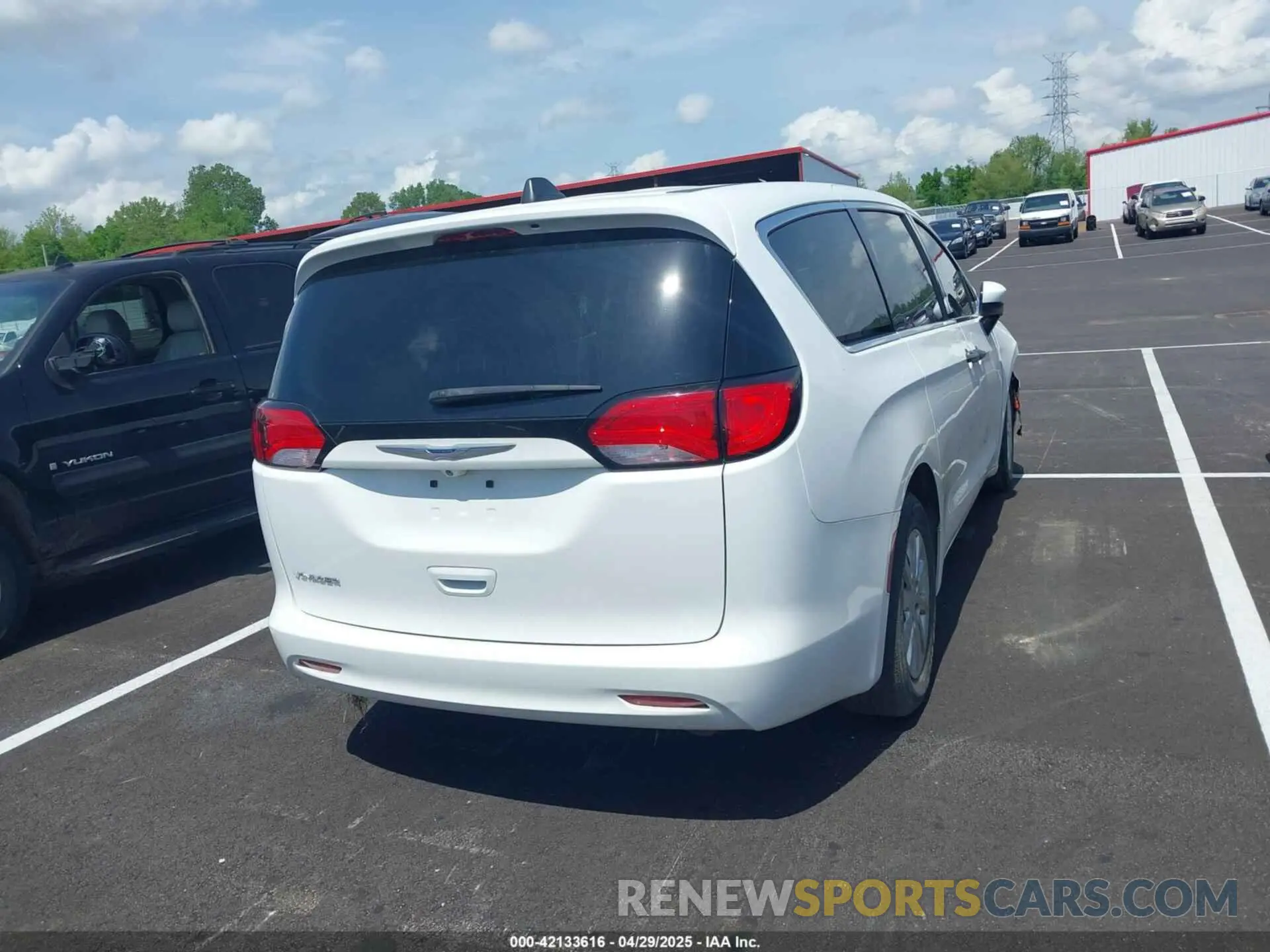 14 Photograph of a damaged car 2C4RC1AG4LR102783 CHRYSLER VOYAGER 2020