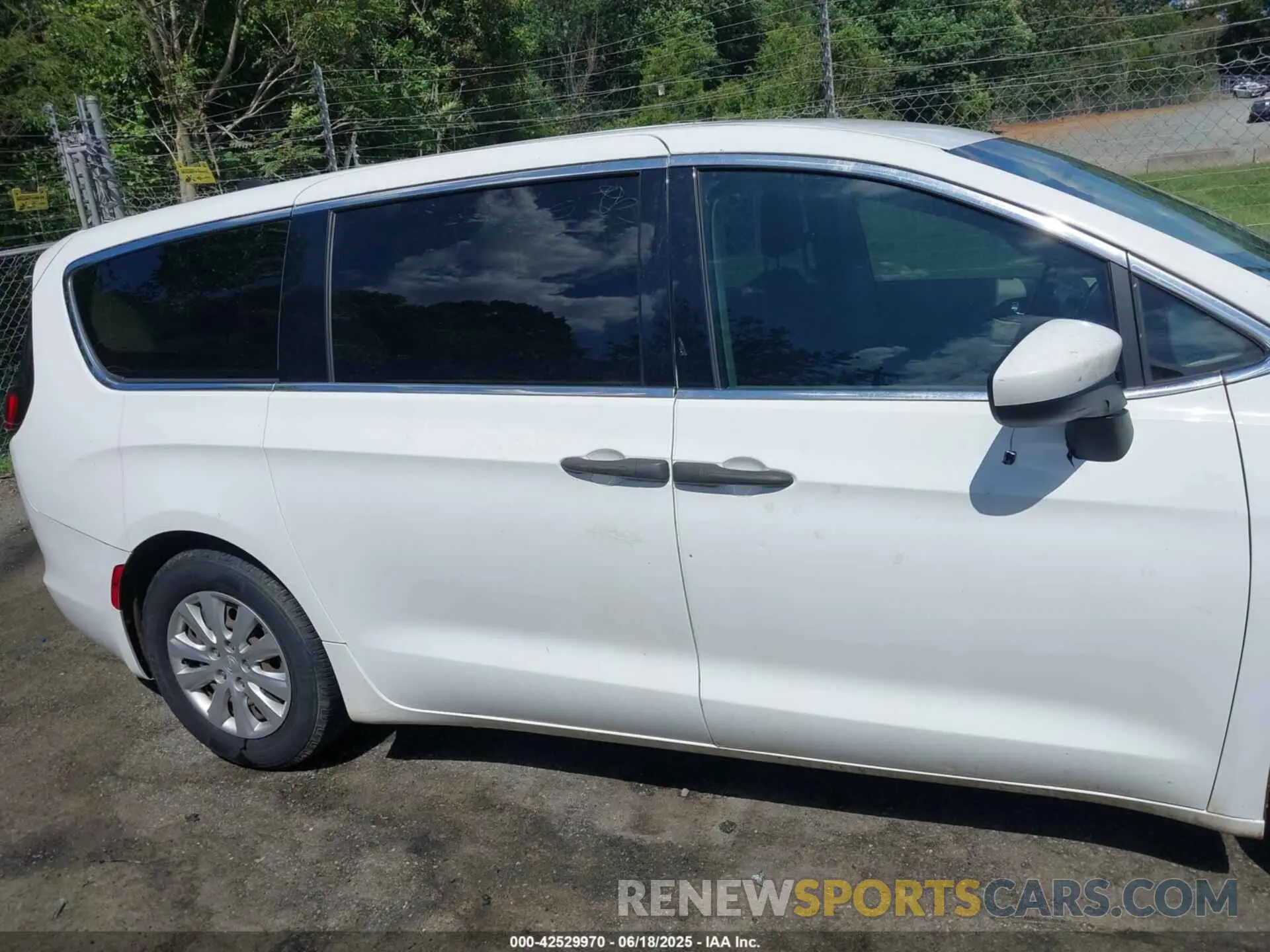 13 Photograph of a damaged car 2C4RC1AG4LR105067 CHRYSLER VOYAGER 2020