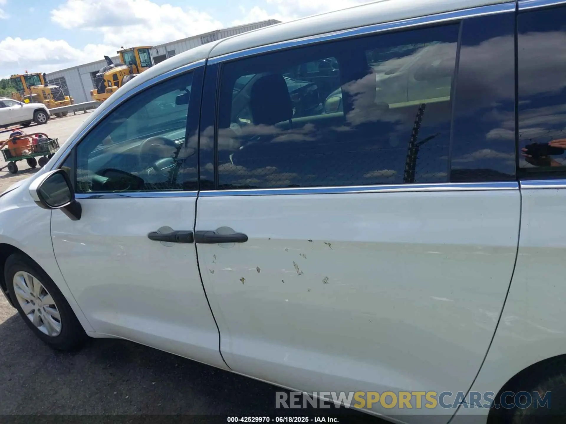 14 Photograph of a damaged car 2C4RC1AG4LR105067 CHRYSLER VOYAGER 2020