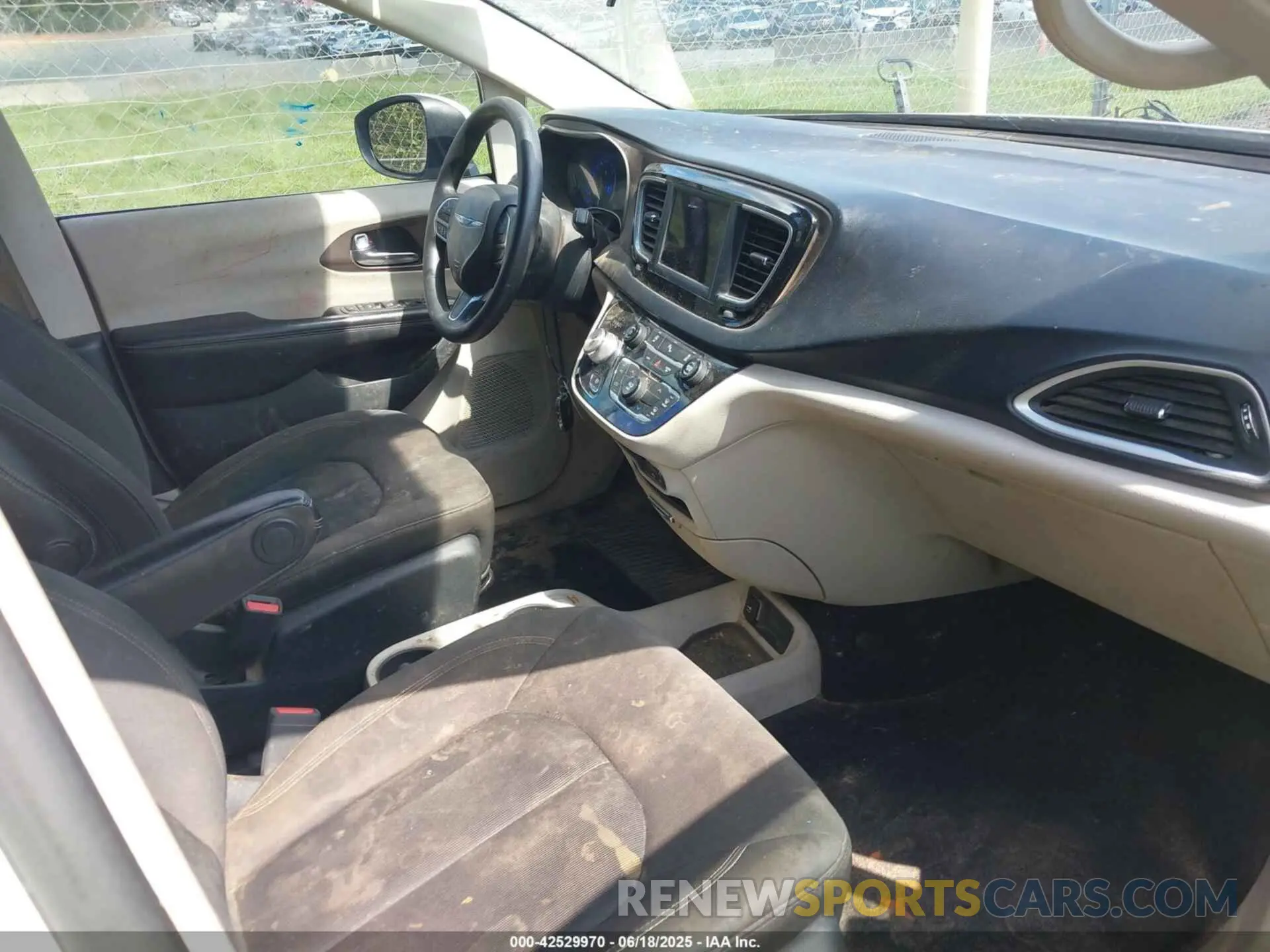 5 Photograph of a damaged car 2C4RC1AG4LR105067 CHRYSLER VOYAGER 2020