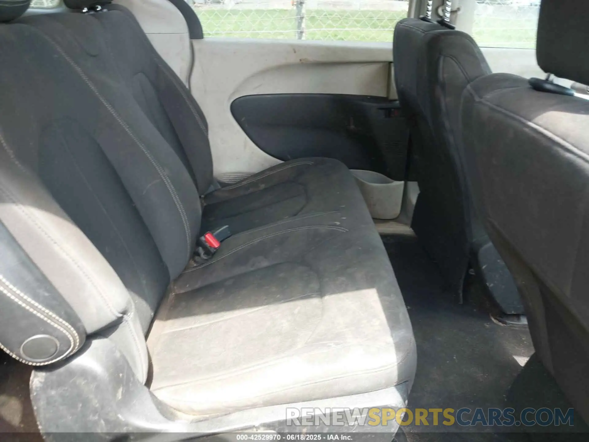 8 Photograph of a damaged car 2C4RC1AG4LR105067 CHRYSLER VOYAGER 2020