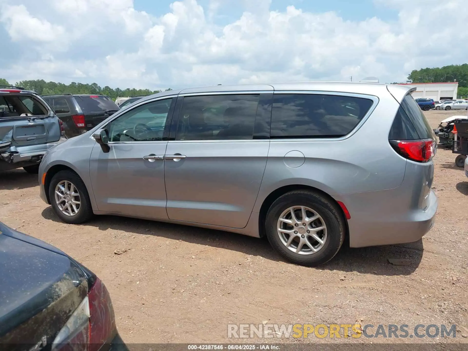 14 Photograph of a damaged car 2C4RC1CG0LR249132 CHRYSLER VOYAGER 2020